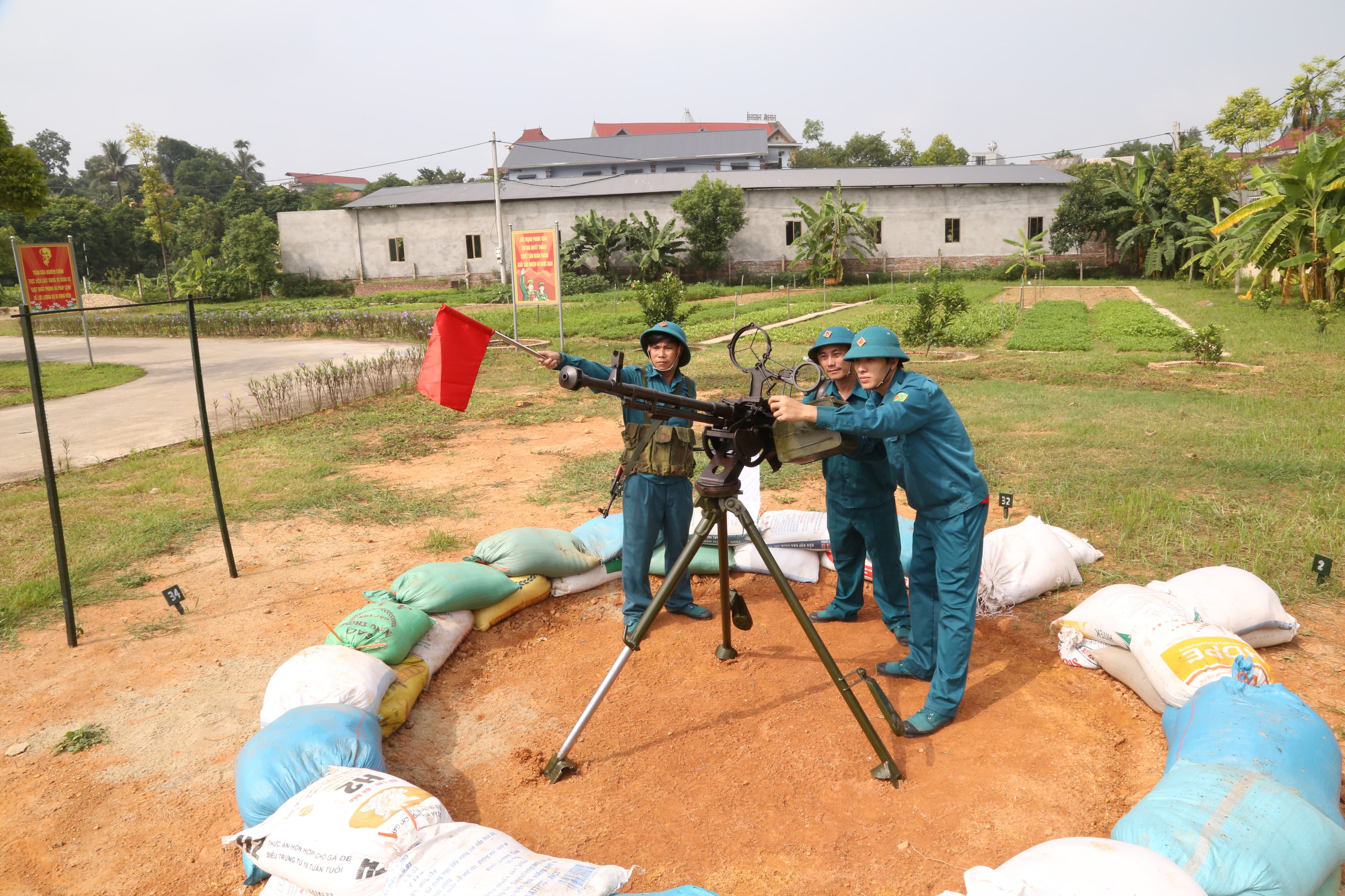 Chiến sĩ dân quân huấn luyện “canh trời”