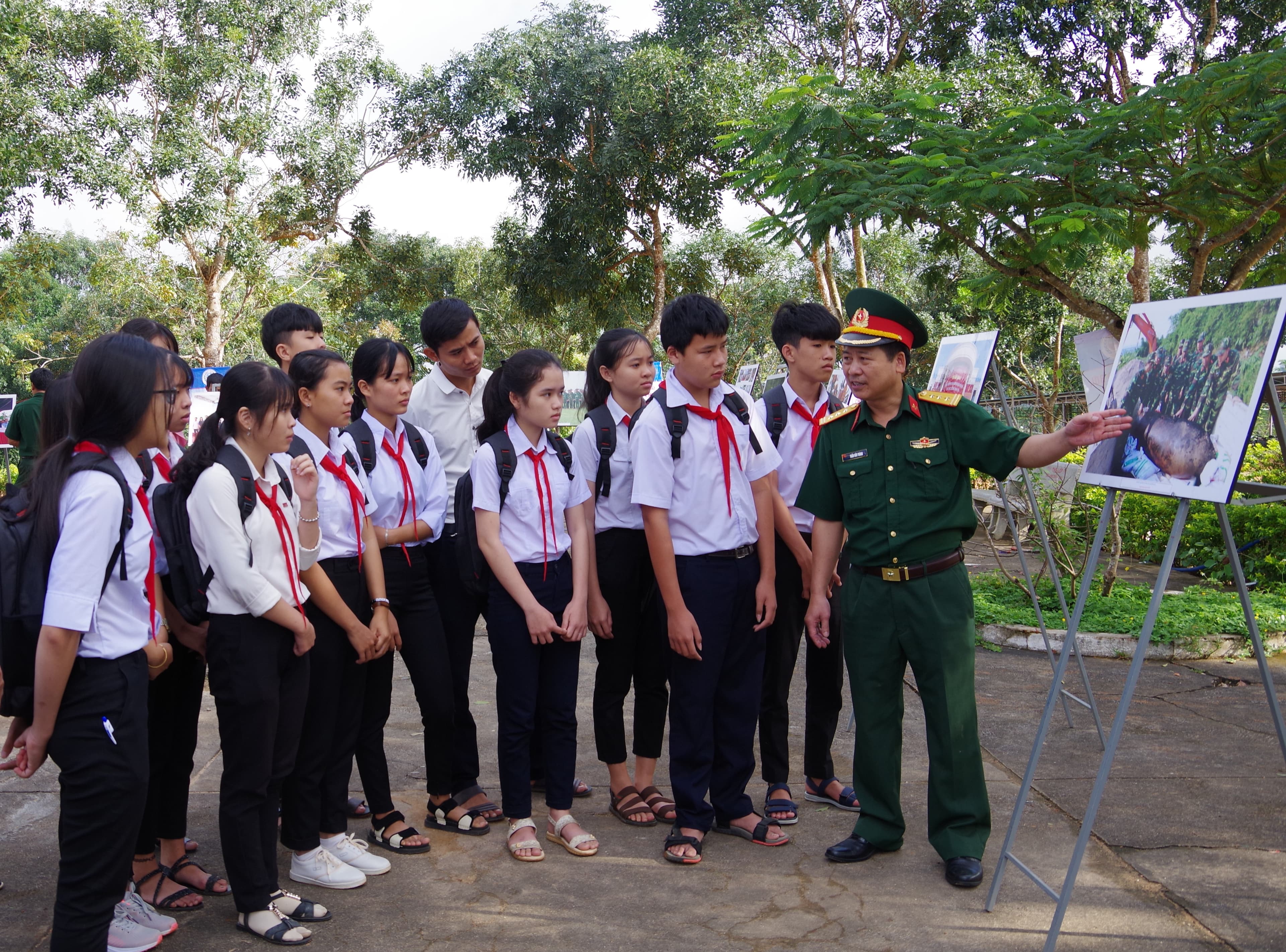 Đẩy mạnh khắc phục hậu quả, phòng tránh tai nạn do bom, mìn gây ra