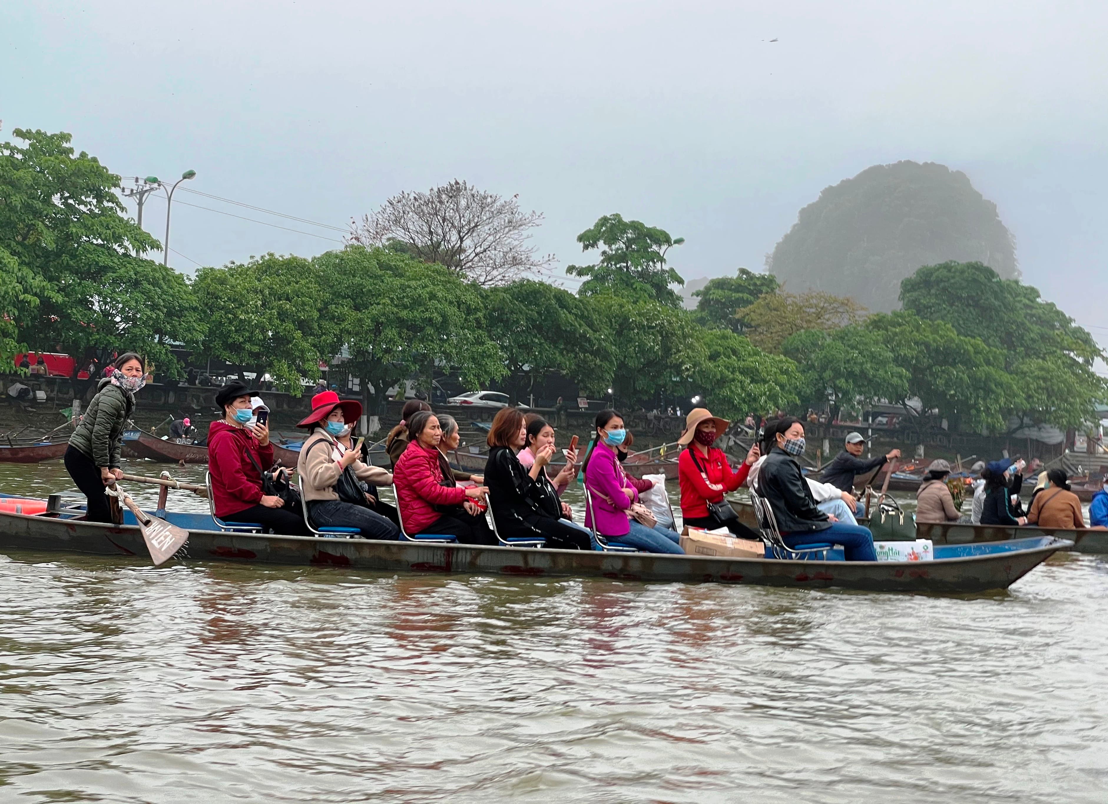 Những chuyến đò "oằn mình" trên suối Yến