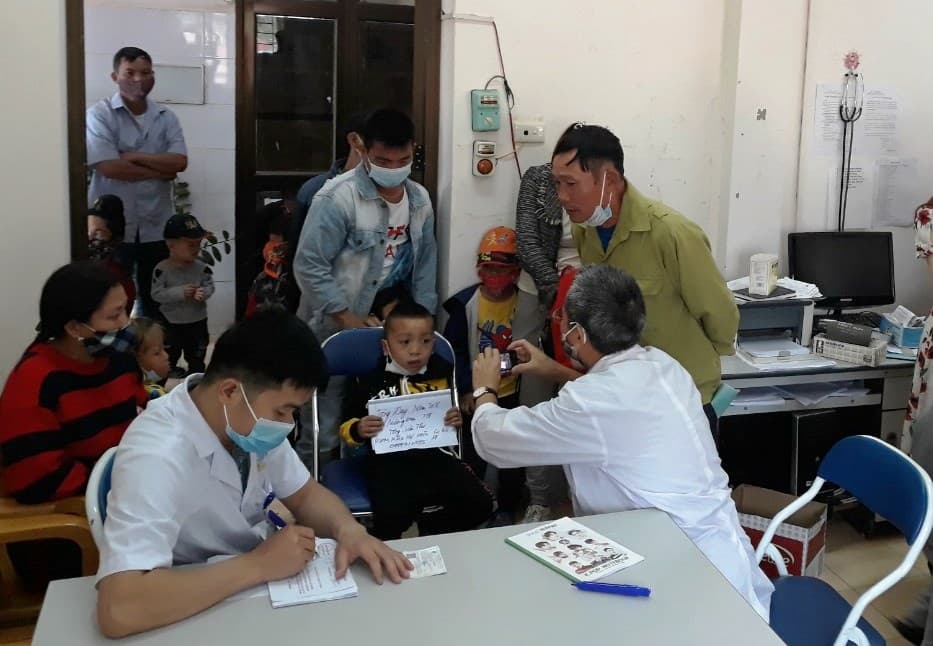 Khám sàng lọc miễn phí cho gần 400 trẻ em khuyết tật ở Điện Biên