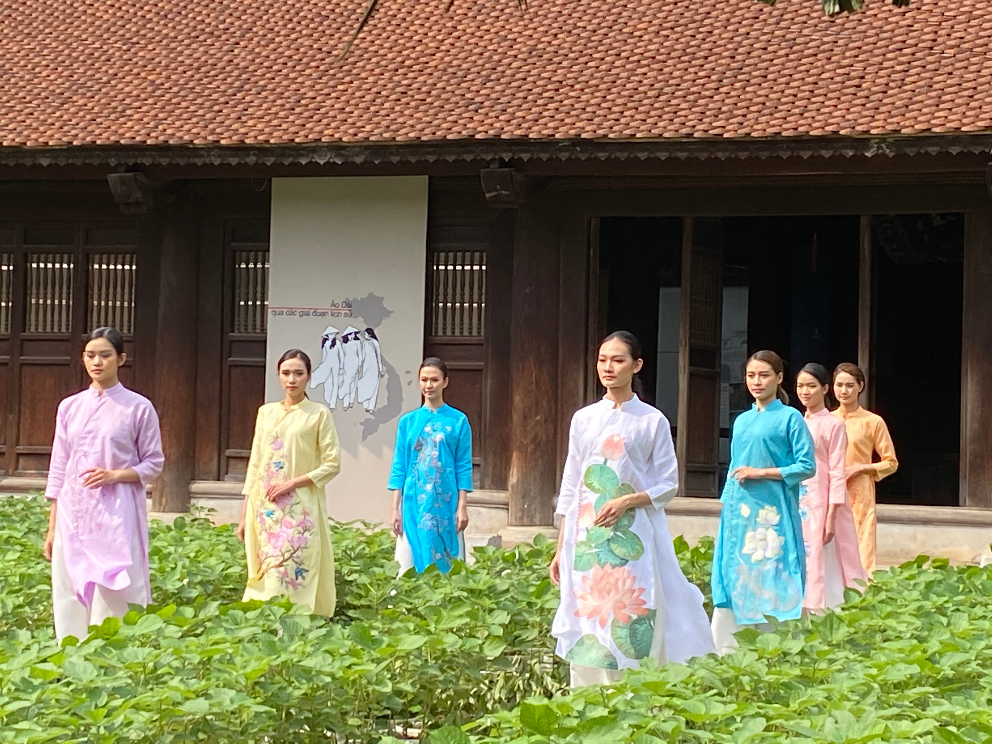 Trình diễn áo dài tại Văn Miếu-Quốc Tử Giám (Hà Nội)