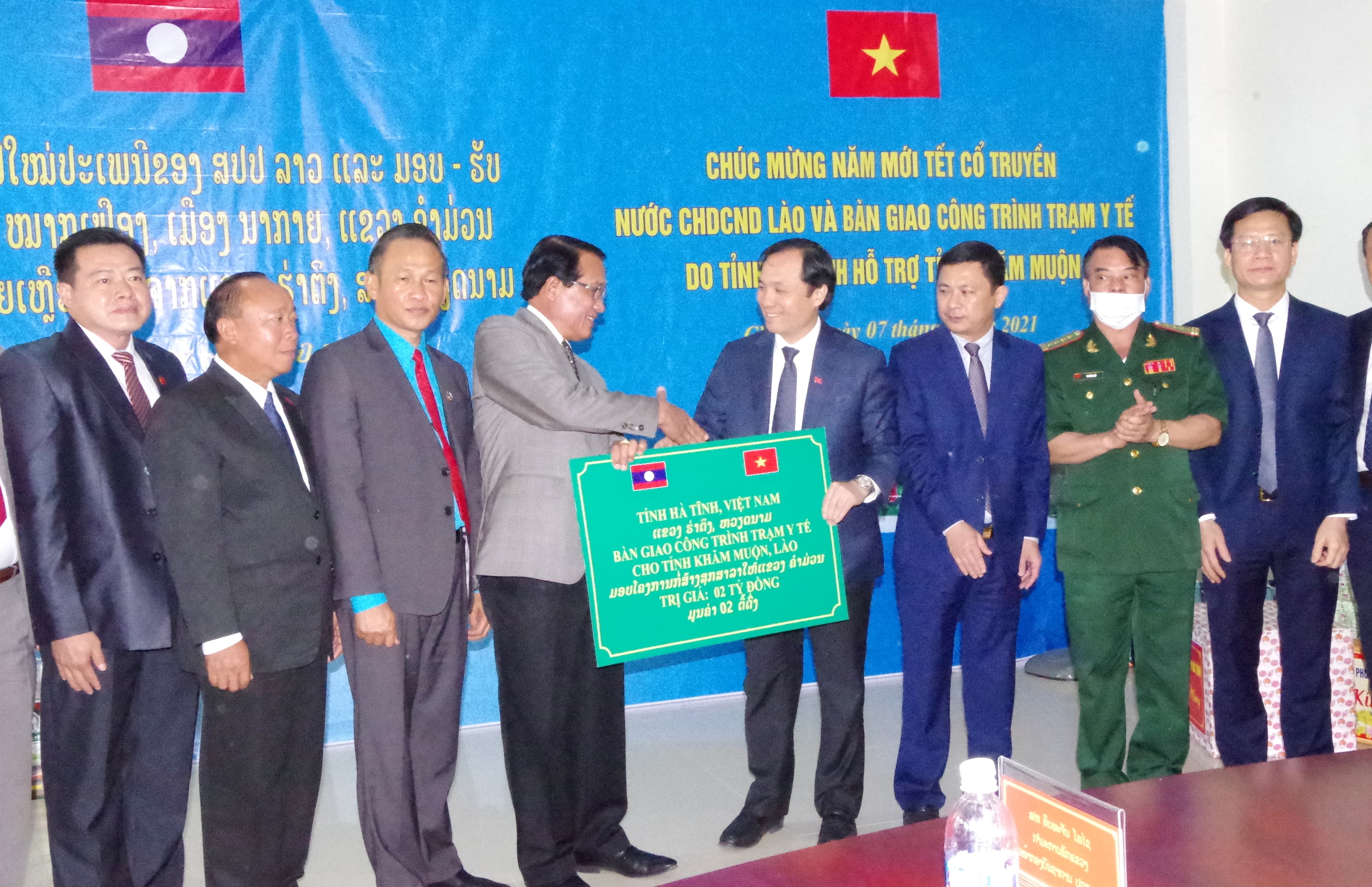 Bàn giao công trình trạm y tế cho nước bạn Lào
