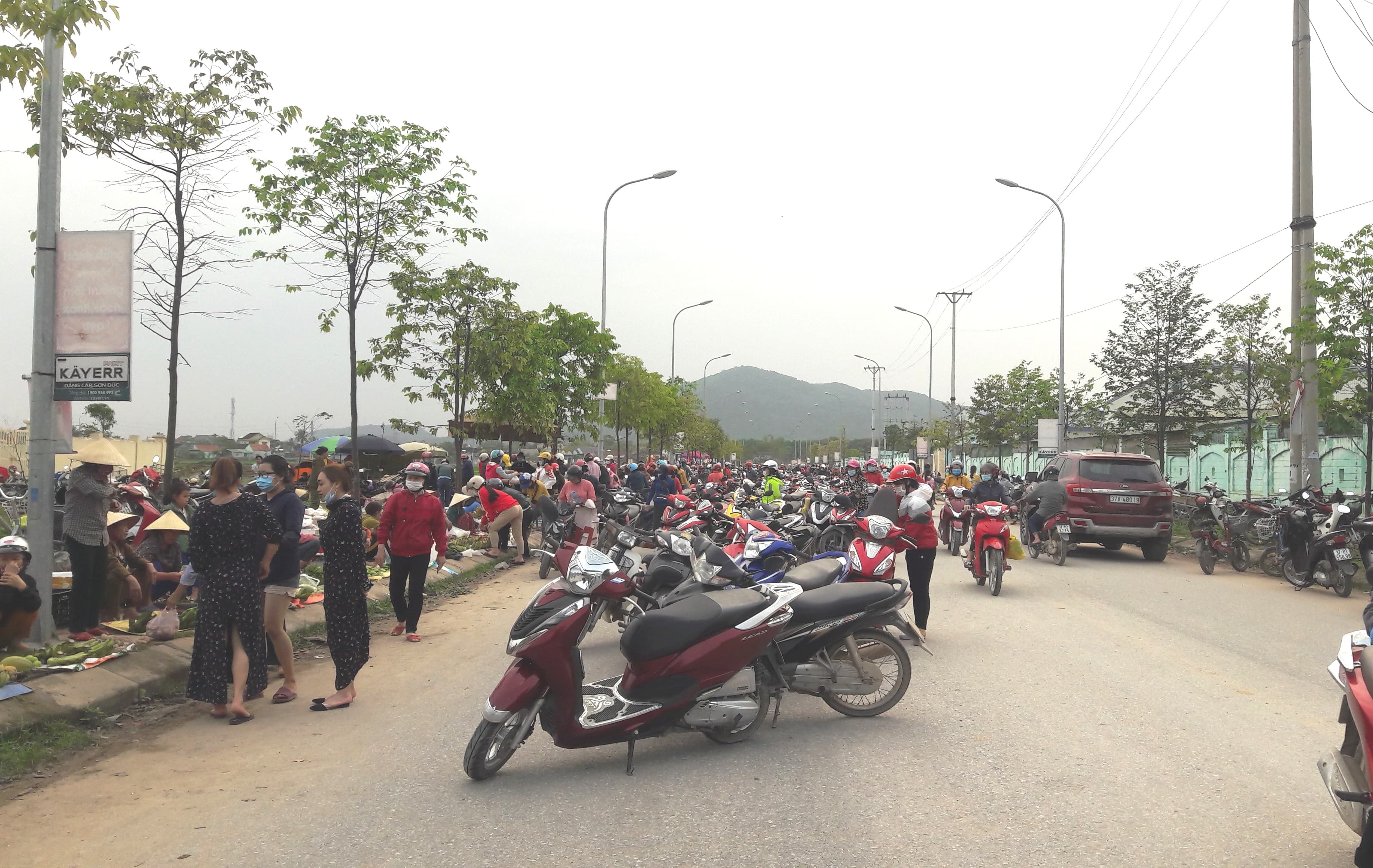 Vỉa hè, lòng đường thành nơi họp chợ
