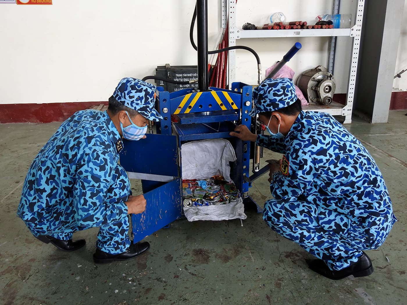 Máy ép rác trên tàu ngầm