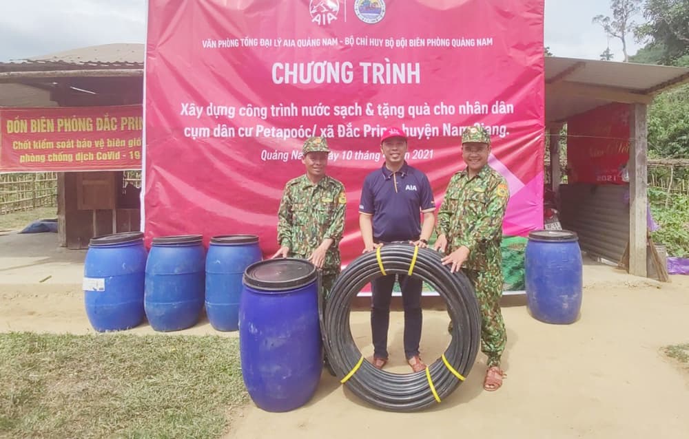 Tặng công trình nước sạch nhân dân bản Pê-ta-poóc