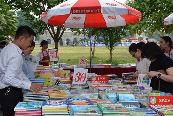 Giảm giá sách cho khách hàng tại Hội sách trực tuyến