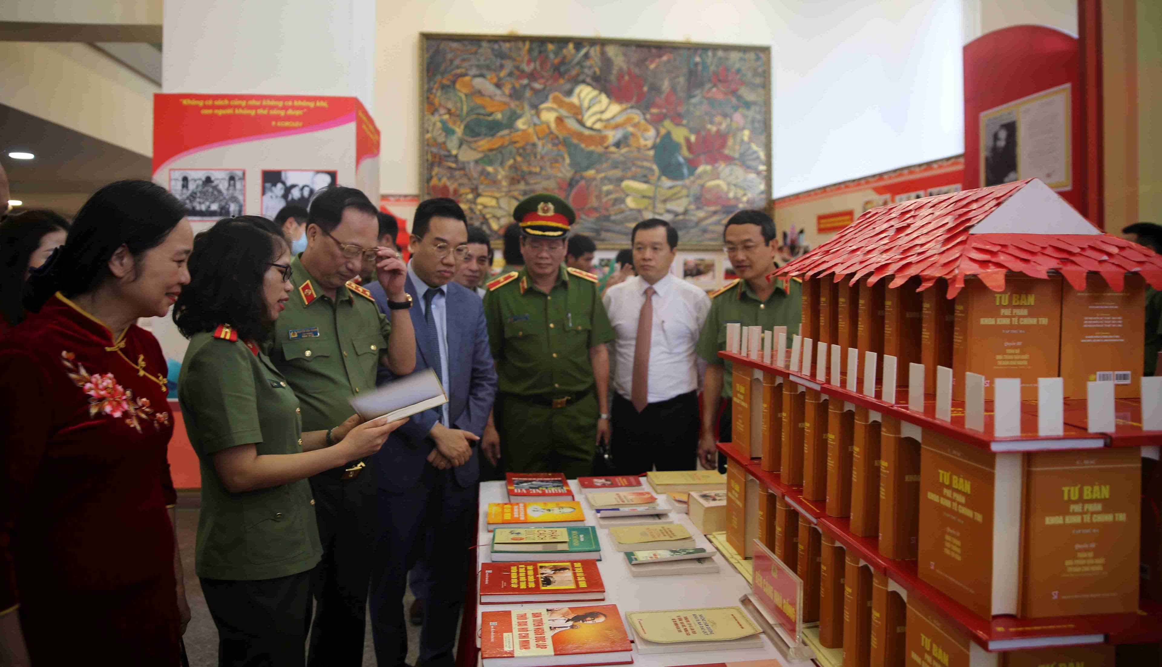 Phát động phong trào đọc sách trong Công an nhân dân