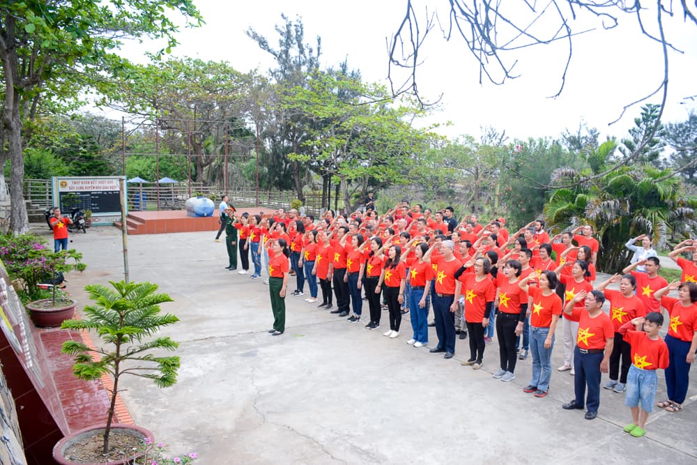 Lễ chào cờ thiêng liêng ở đảo tiền tiêu