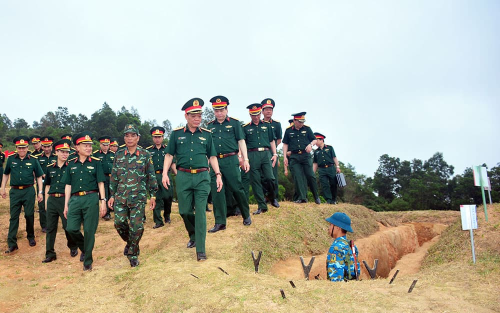 Trung tướng Ngô Minh Tiến kiểm tra chuẩn bị sơ kết đào tạo sĩ quan cấp phân đội tại Sư đoàn 390