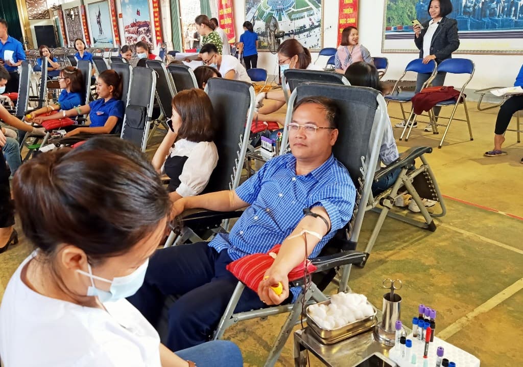 Hơn 300 tình nguyện viên tham gia hiến máu ở huyện Mường Ảng