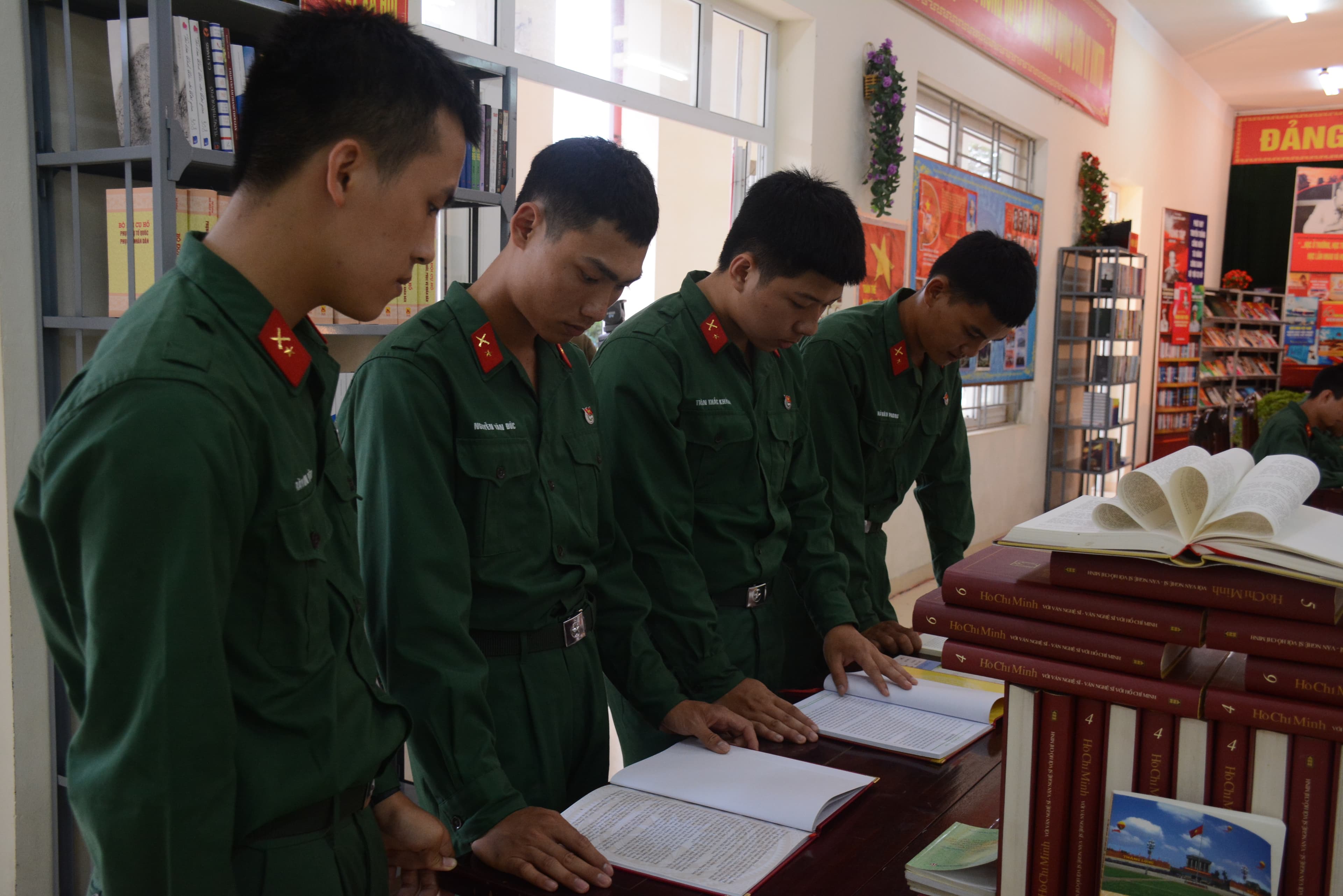 Tổ chức thư viện lưu động “Sách - Nguồn tri thức vô tận”