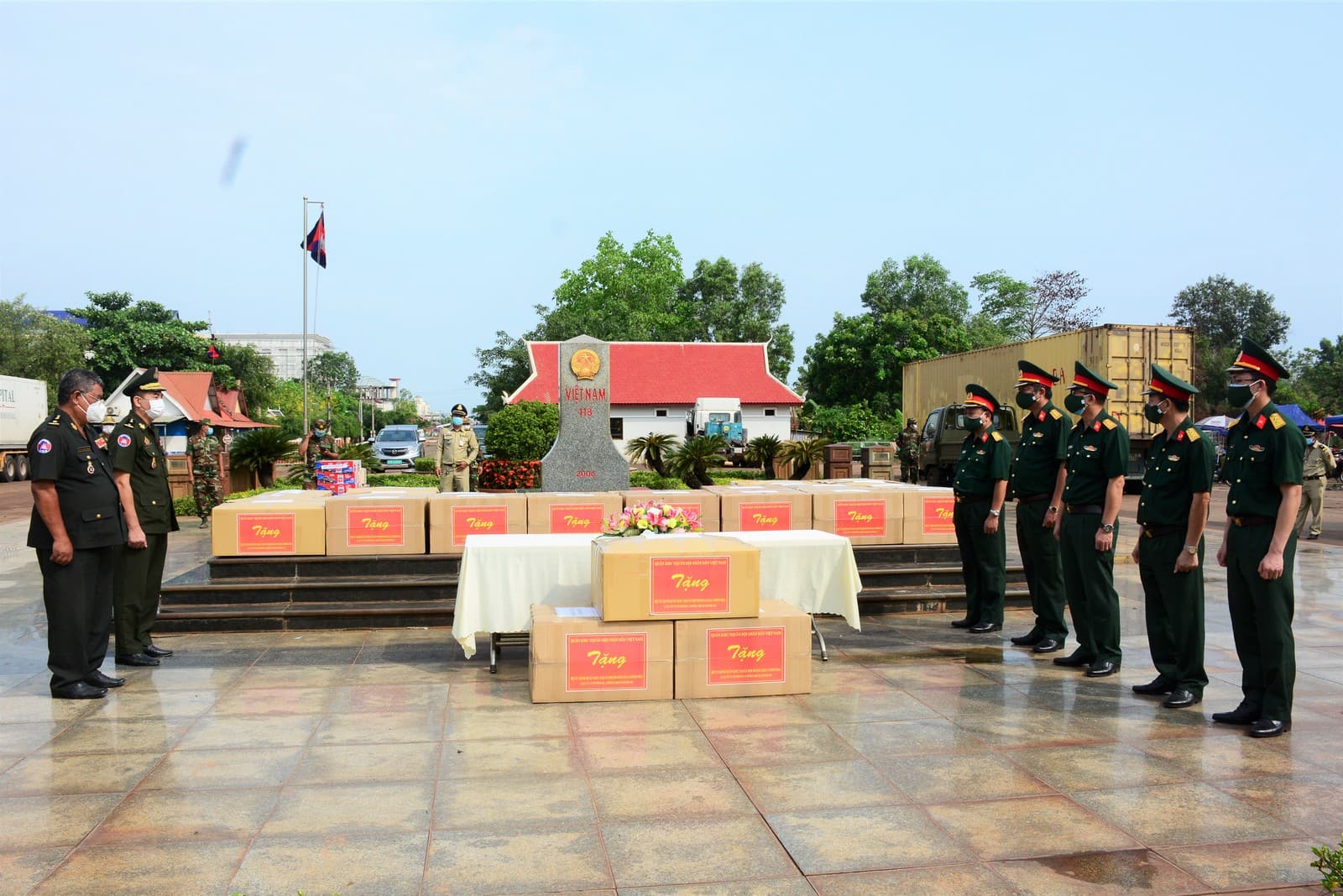 Quân khu 7 trao vật tư y tế tặng Quân khu 2 (Campuchia)