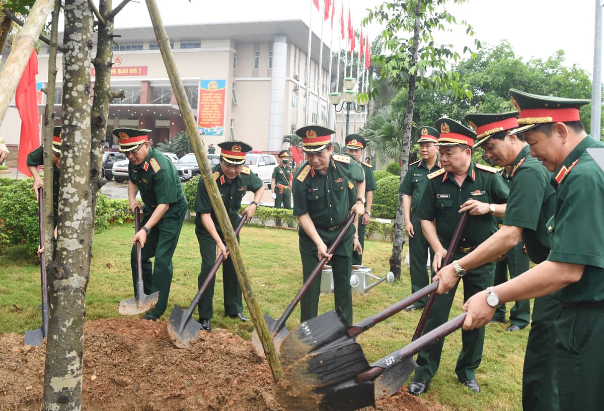 Bộ trưởng Phan Văn Giang dự lễ phát động và tham gia trồng cây tại Quân khu 2