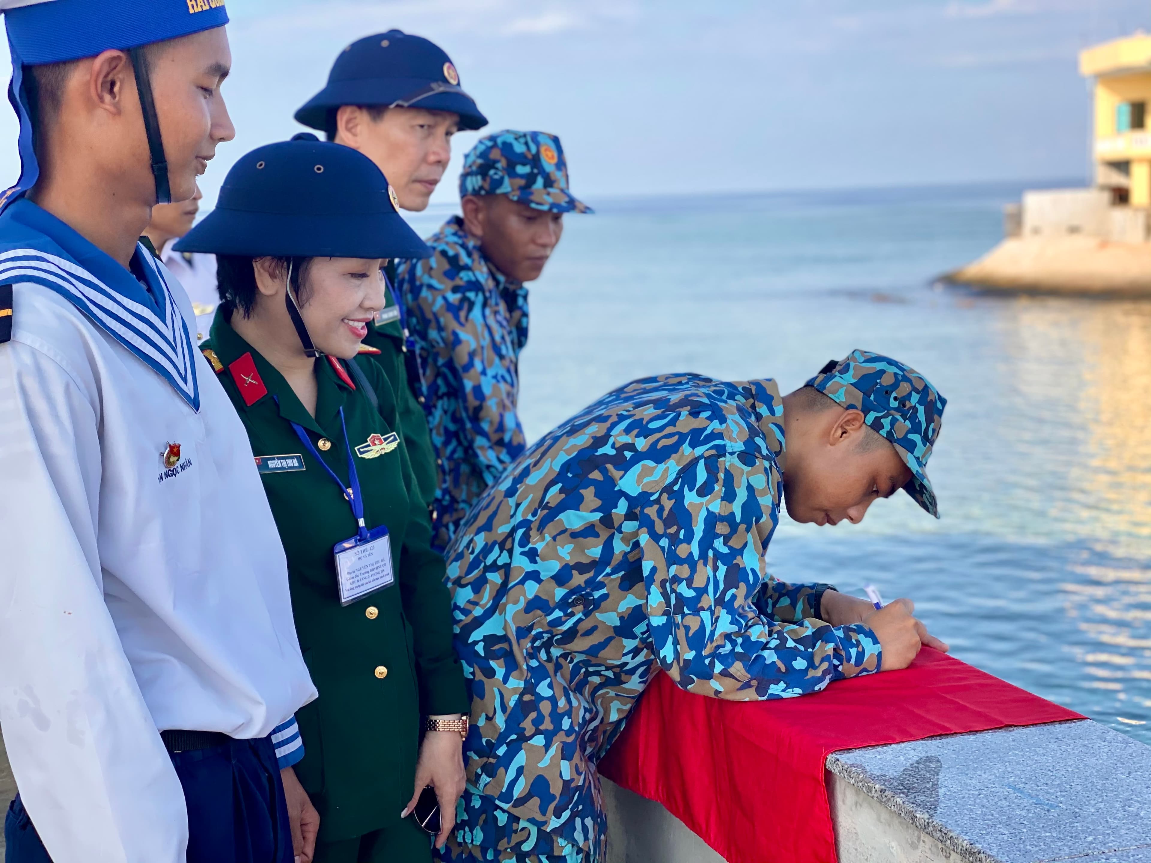 Ân tình gửi Trường Sa và nhà giàn DK1