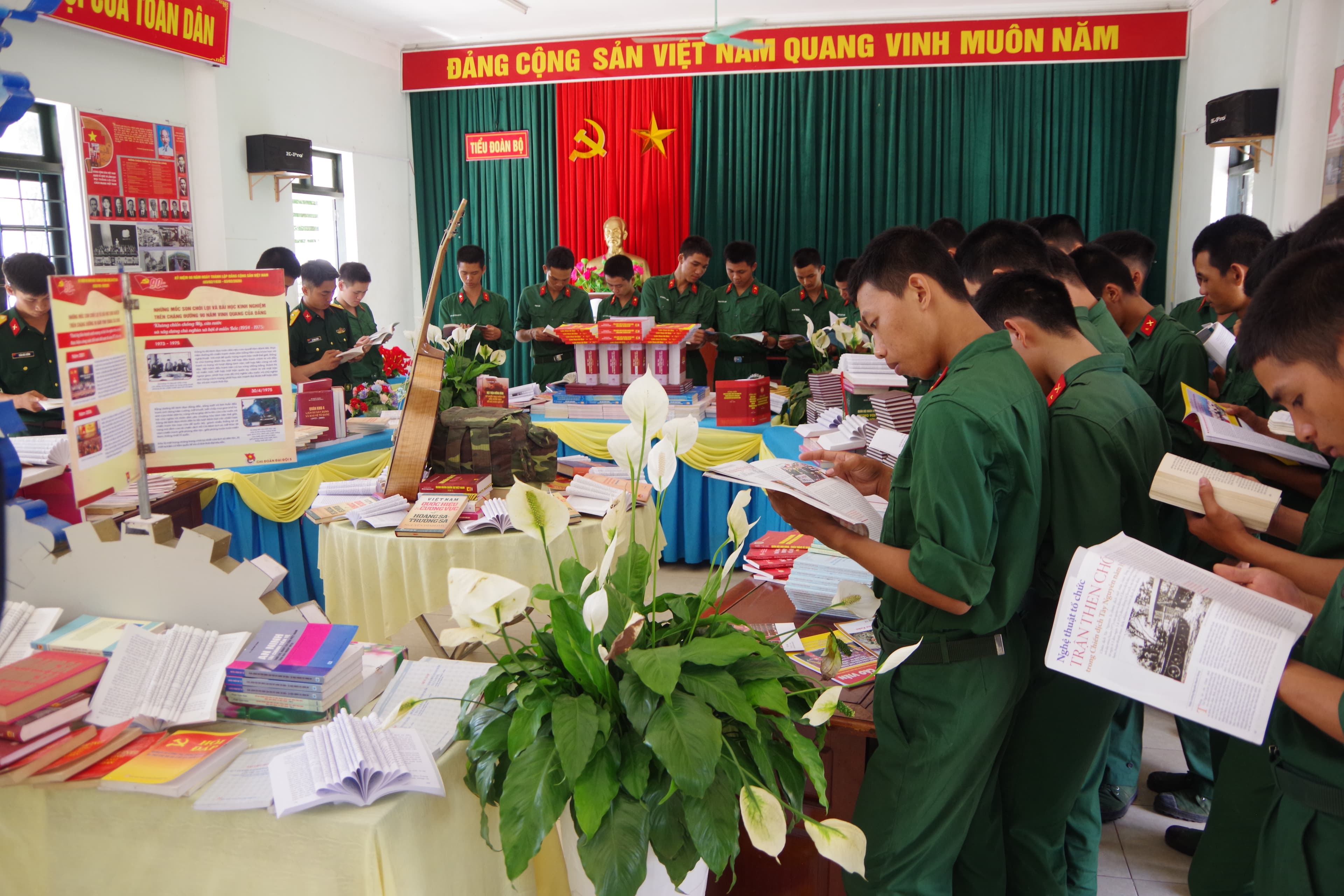 Sư đoàn 968 (Quân khu 4) trưng bày sách kỷ niệm các ngày lễ lớn