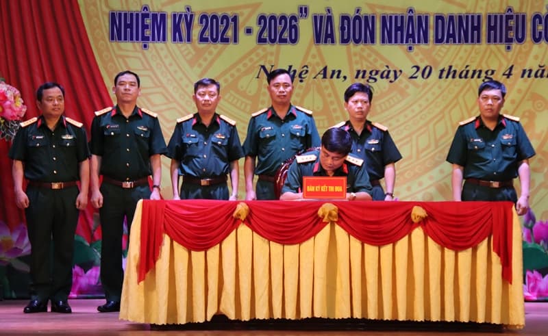 Bộ Chỉ huy quân sự tỉnh Nghệ An nhận Cờ thi đua của Chính phủ