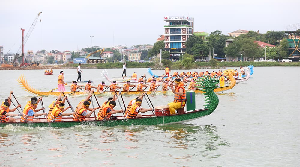 Tháng ba "dô ta" bơi chải Việt Trì