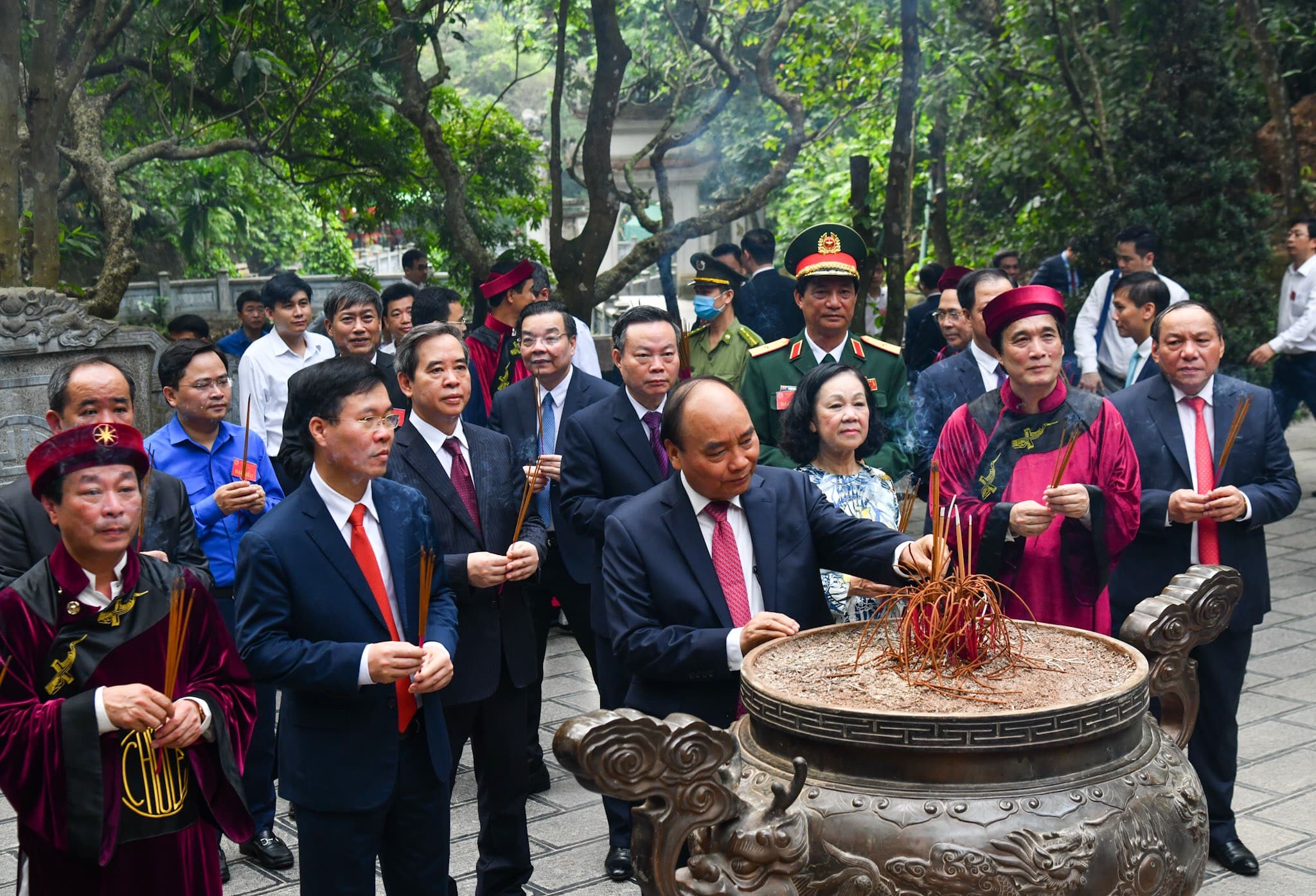 Chủ tịch nước Nguyễn Xuân Phúc dâng hương tại Lễ Giỗ Tổ Hùng Vương