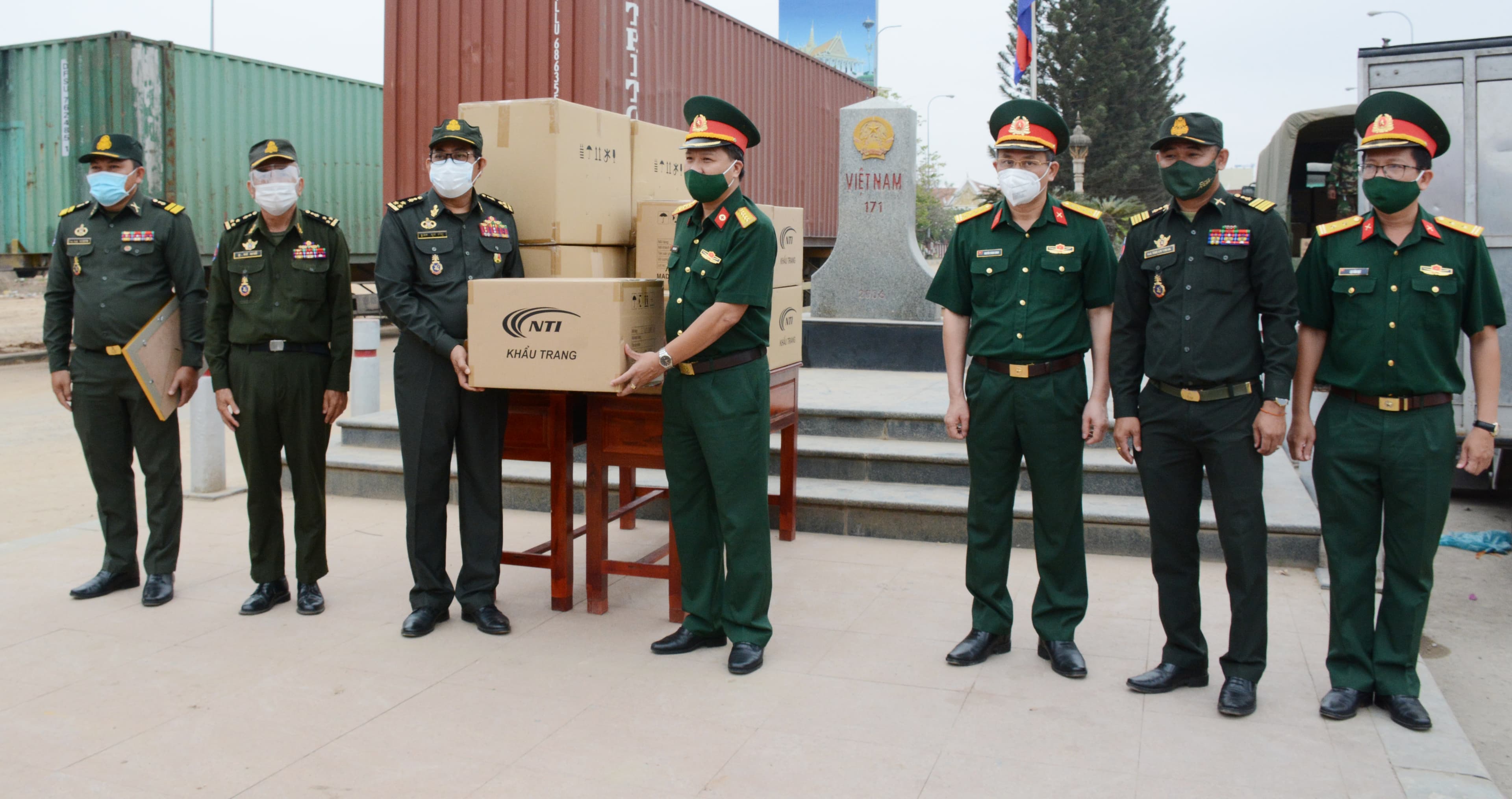 Trao tặng vật tư y tế phòng, chống dịch Covid-19 cho Bộ Quốc phòng Campuchia