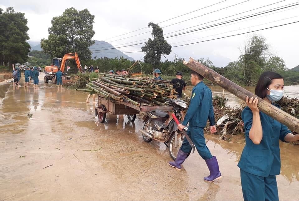 Dân quân Đại Từ xung kích khắc phục hậu quả mưa, lũ