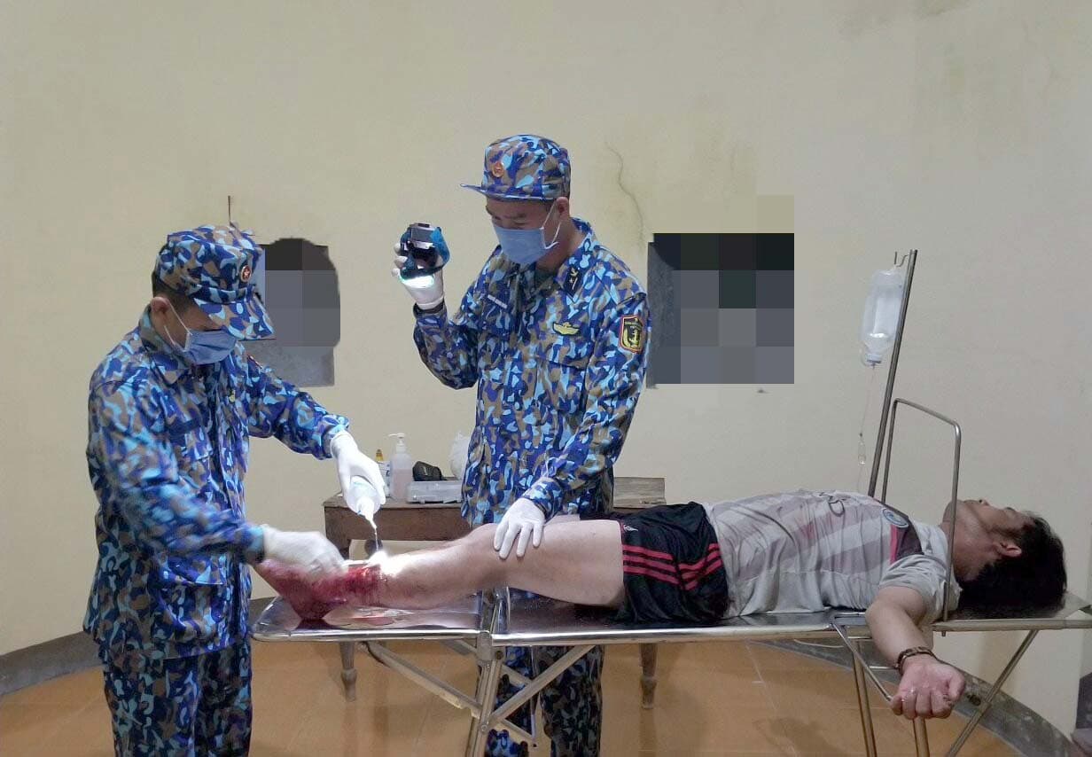 Quân y đảo Đá Lớn cấp cứu ngư dân gặp nạn