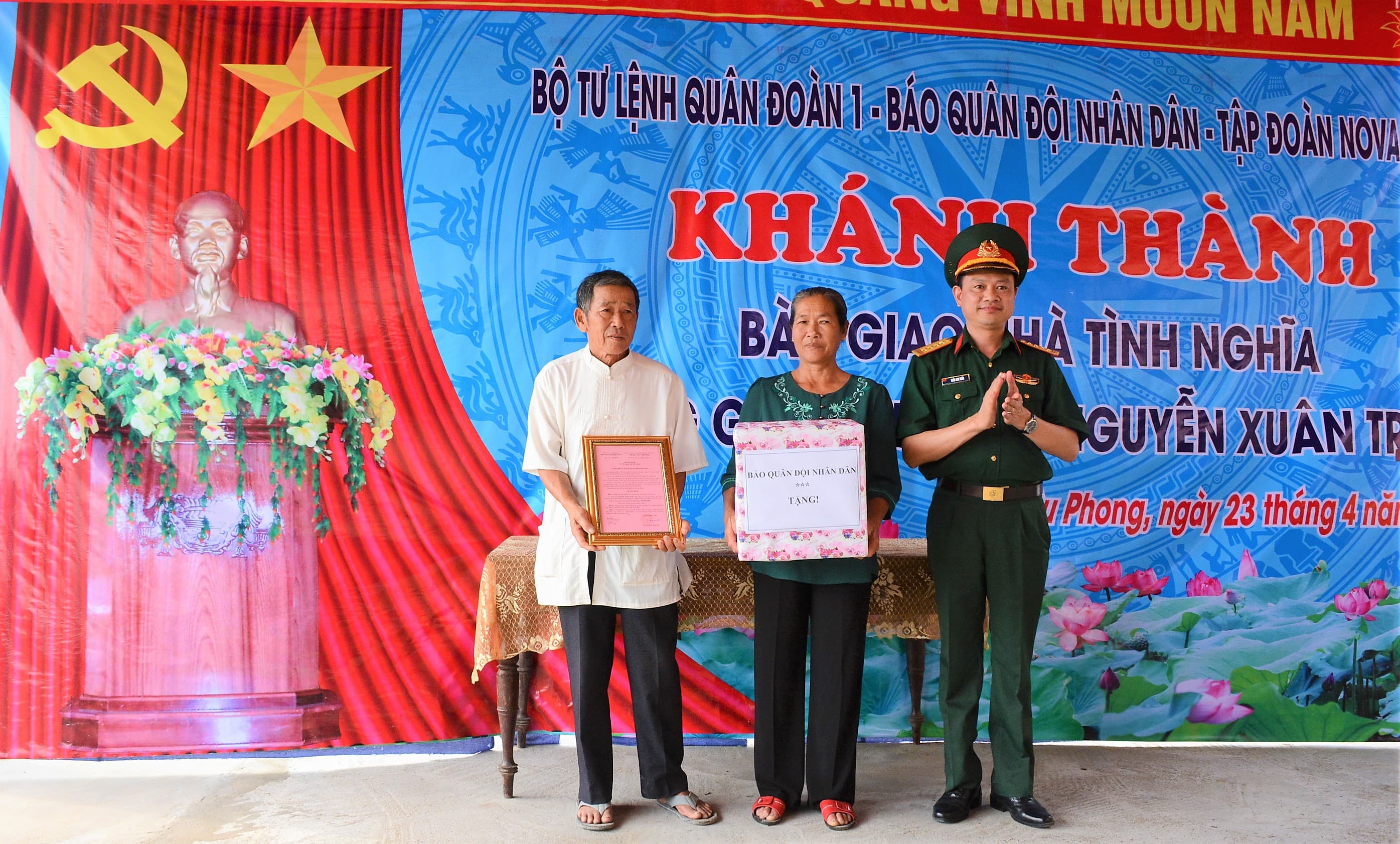 Trao nhà tình nghĩa tặng gia đình ông Nguyễn Xuân Tròn