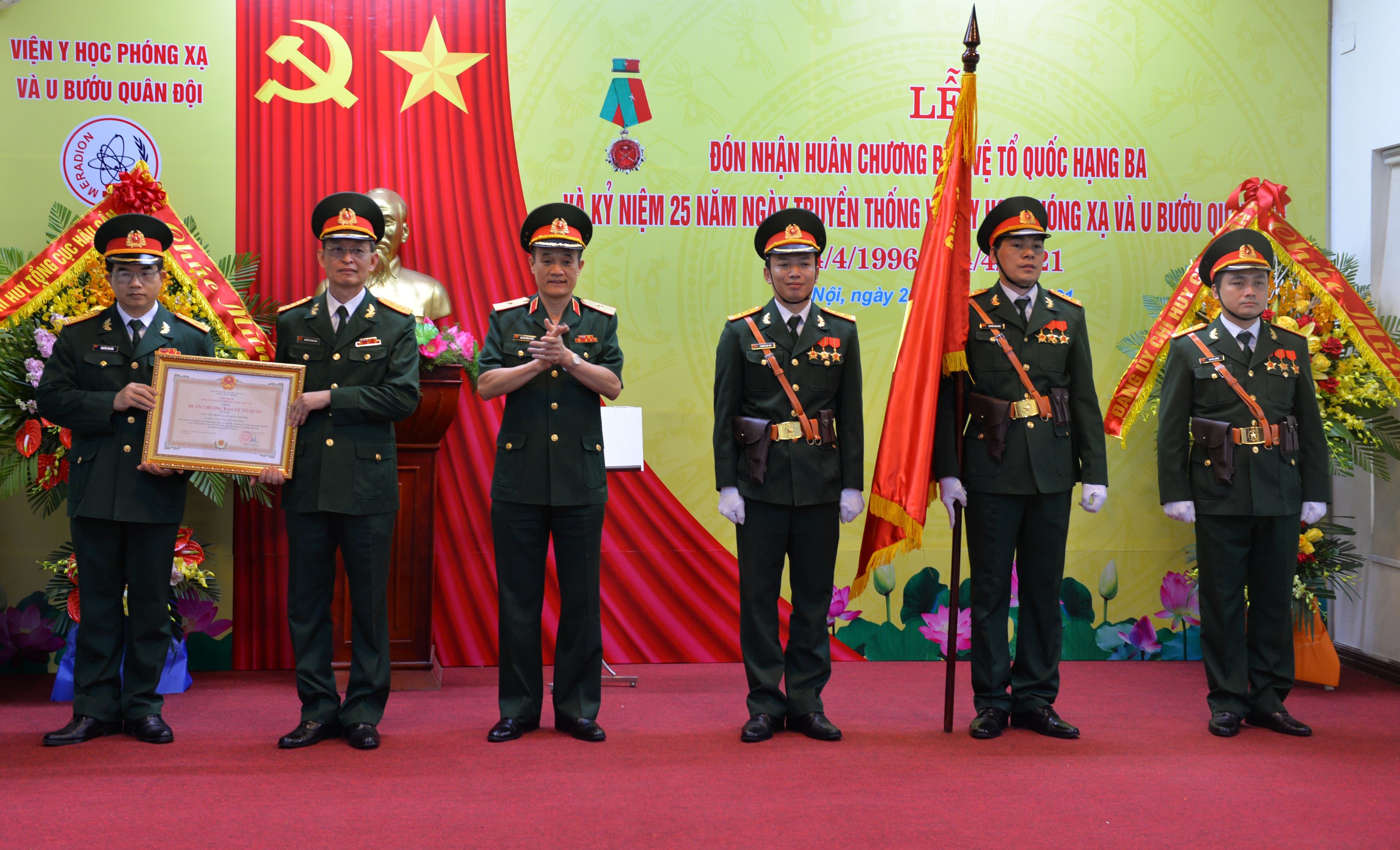 Viện Y học phóng xạ và U bướu Quân đội đón nhận Huân chương Bảo vệ Tổ quốc hạng Ba