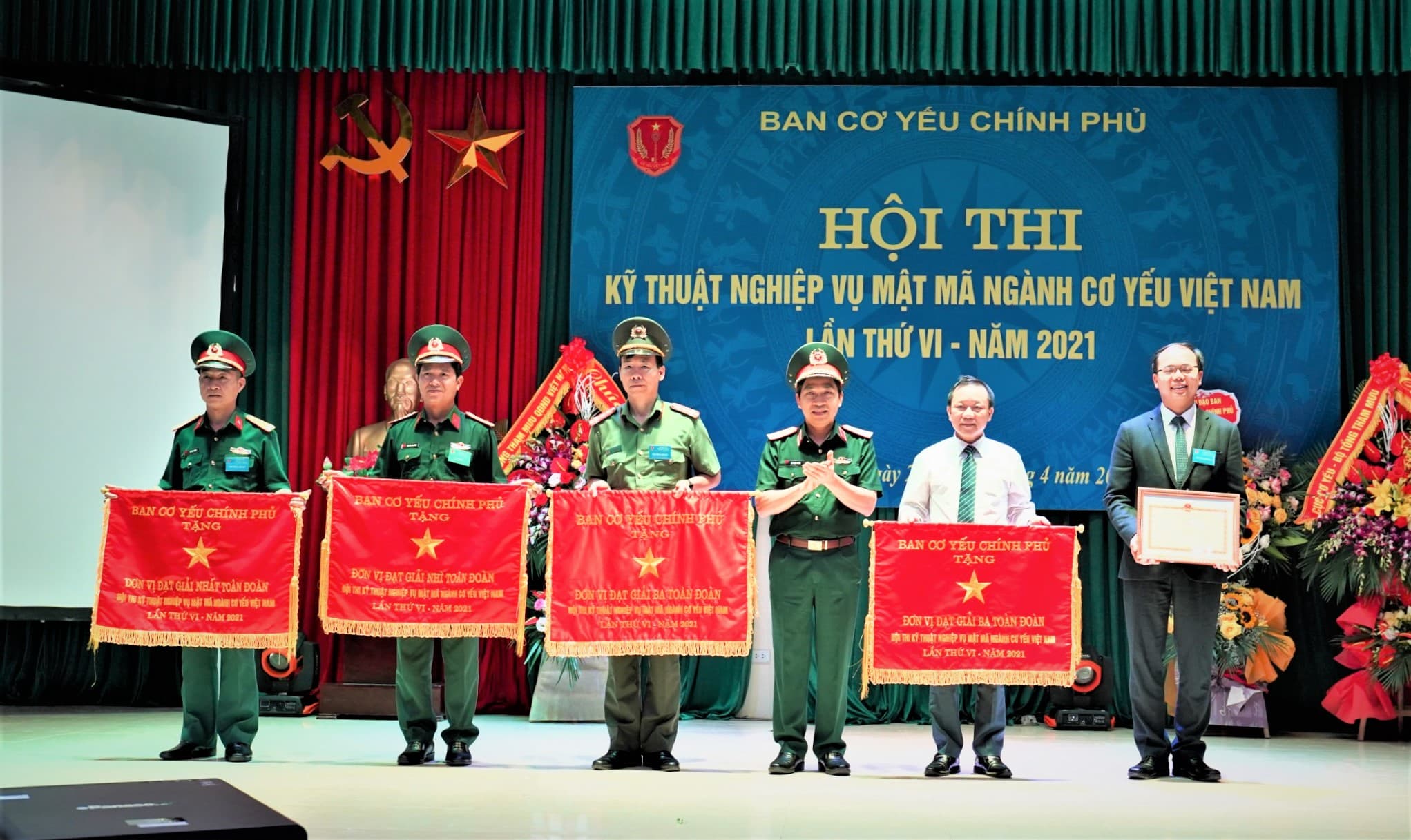 Vận động viên phá kỷ lục tại hội thi kỹ thuật nghiệp vụ mật mã ngành Cơ yếu