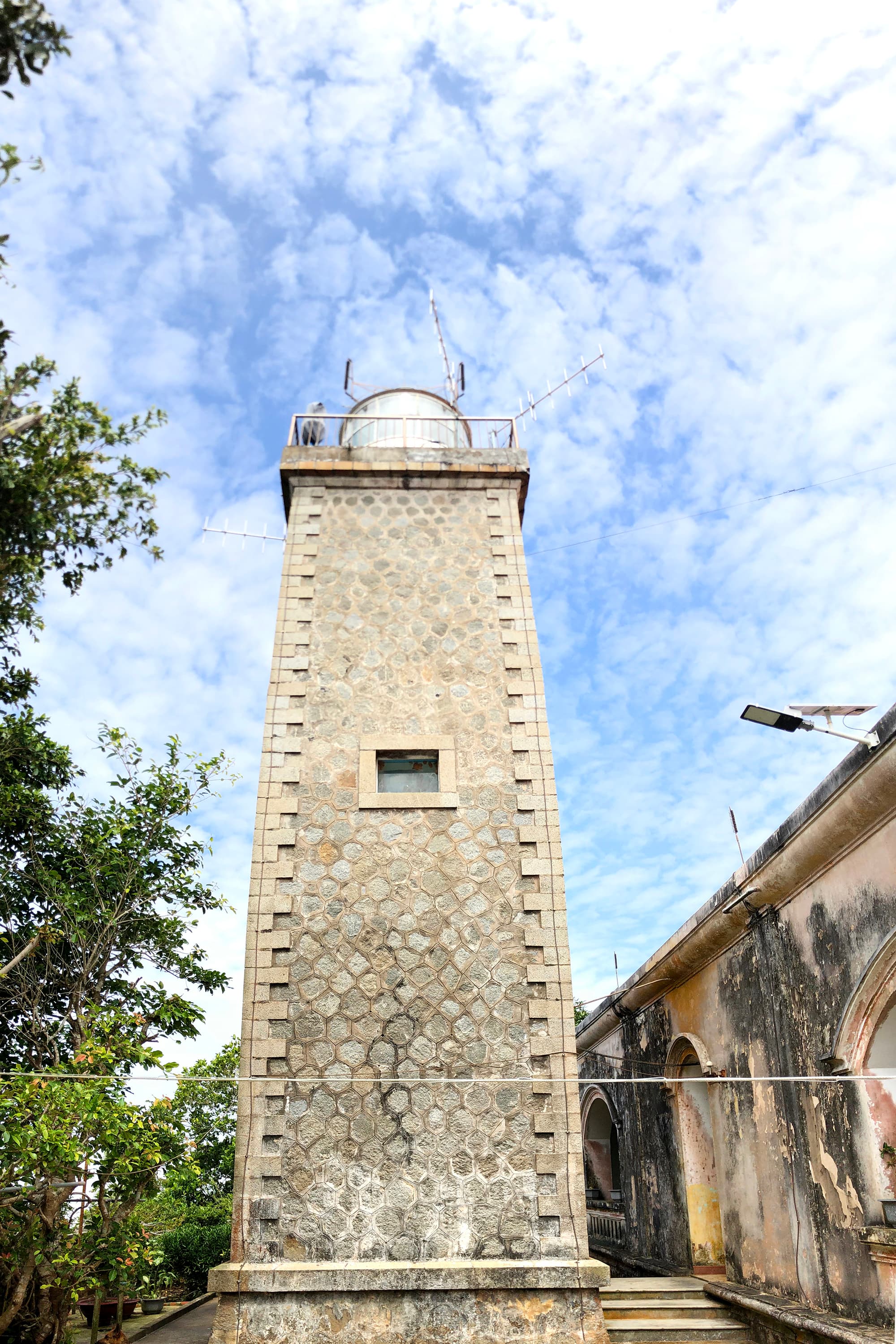 Ngọn đèn giữ biển Tây Nam