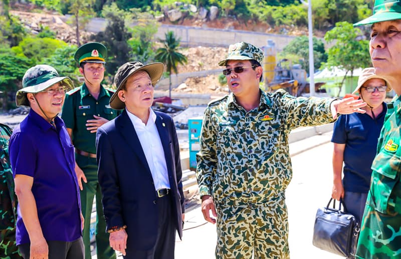 Lãnh đạo tỉnh Cà Mau và T&T Group thăm và tặng quà cán bộ, chiến sĩ làm nhiệm vụ trên đảo Hòn Khoai