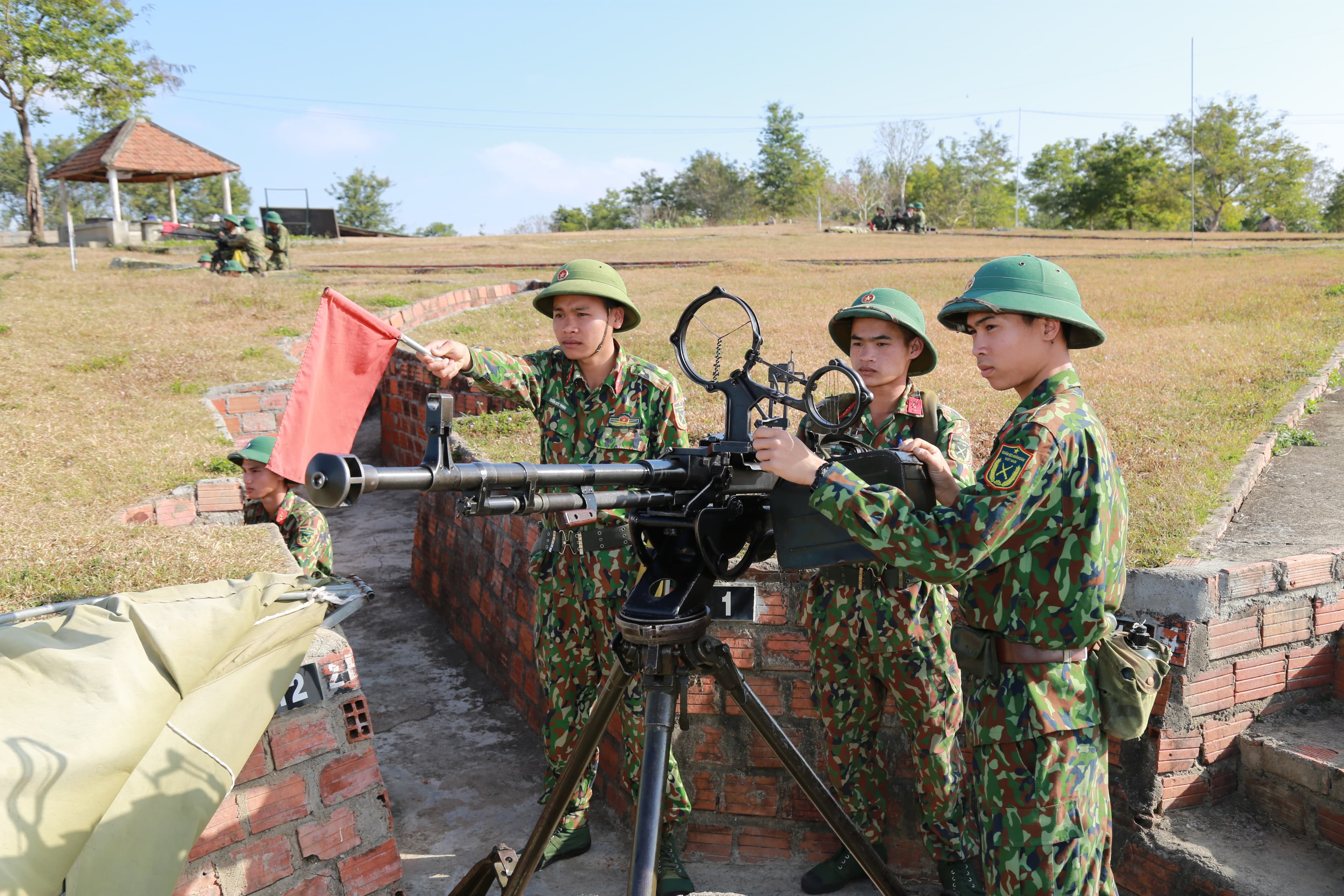 Tháng Tư trên trận địa canh trời