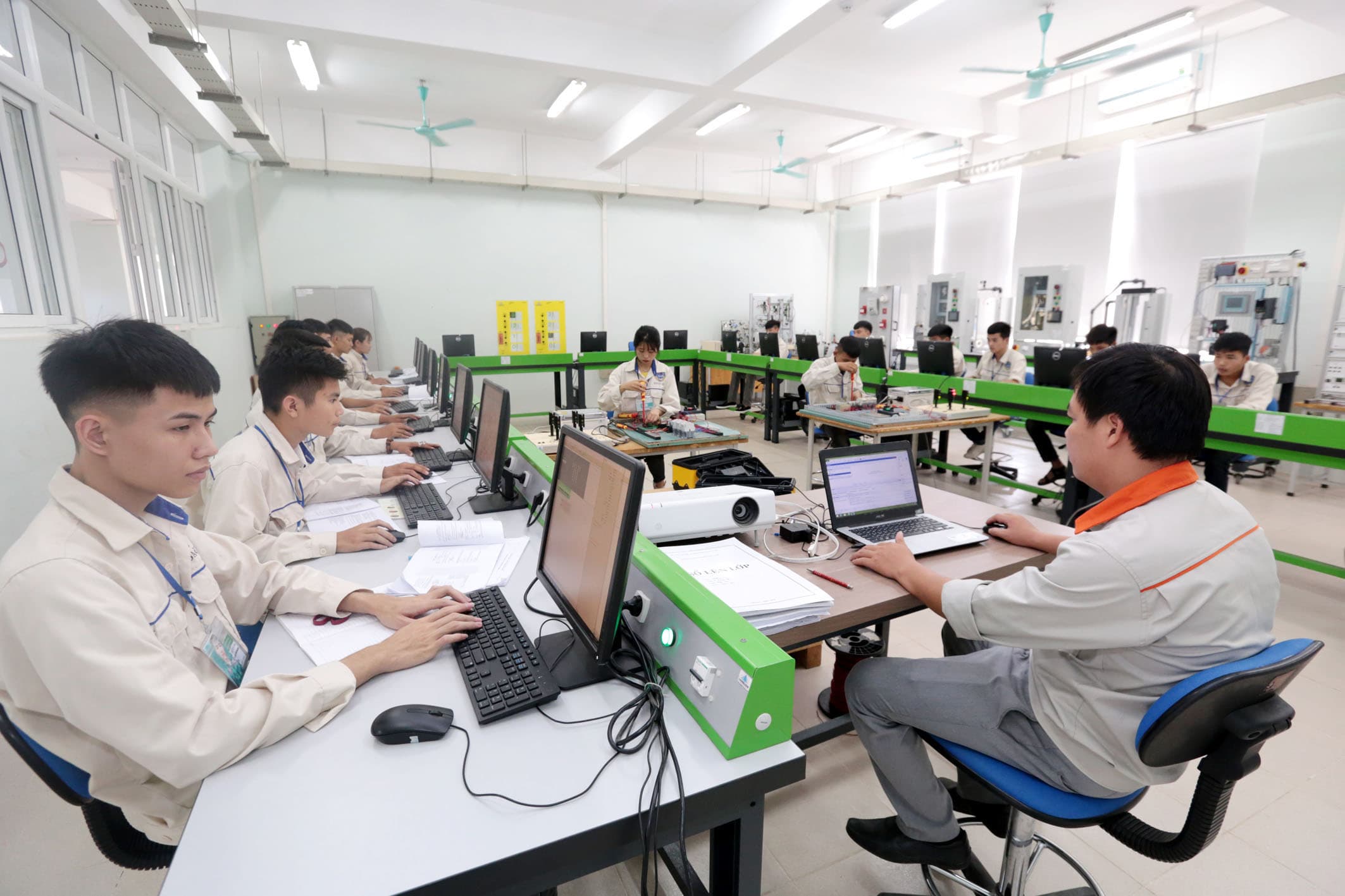 "Lắng nghe - Thấu hiểu - Chia sẻ" với người lao động

​