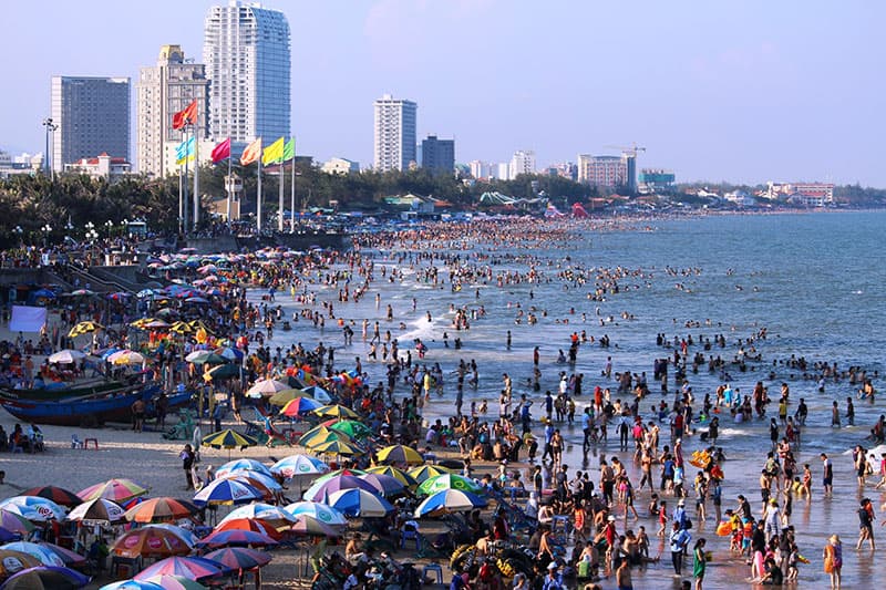Nhiều du khách đổ về thành phố Vũng Tàu nhưng không đeo khẩu trang