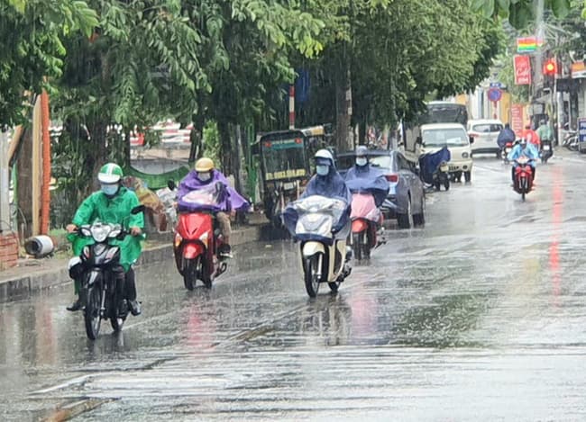 Tối 1-5, ba miền đều có mưa dông kèm thời tiết nguy hiểm