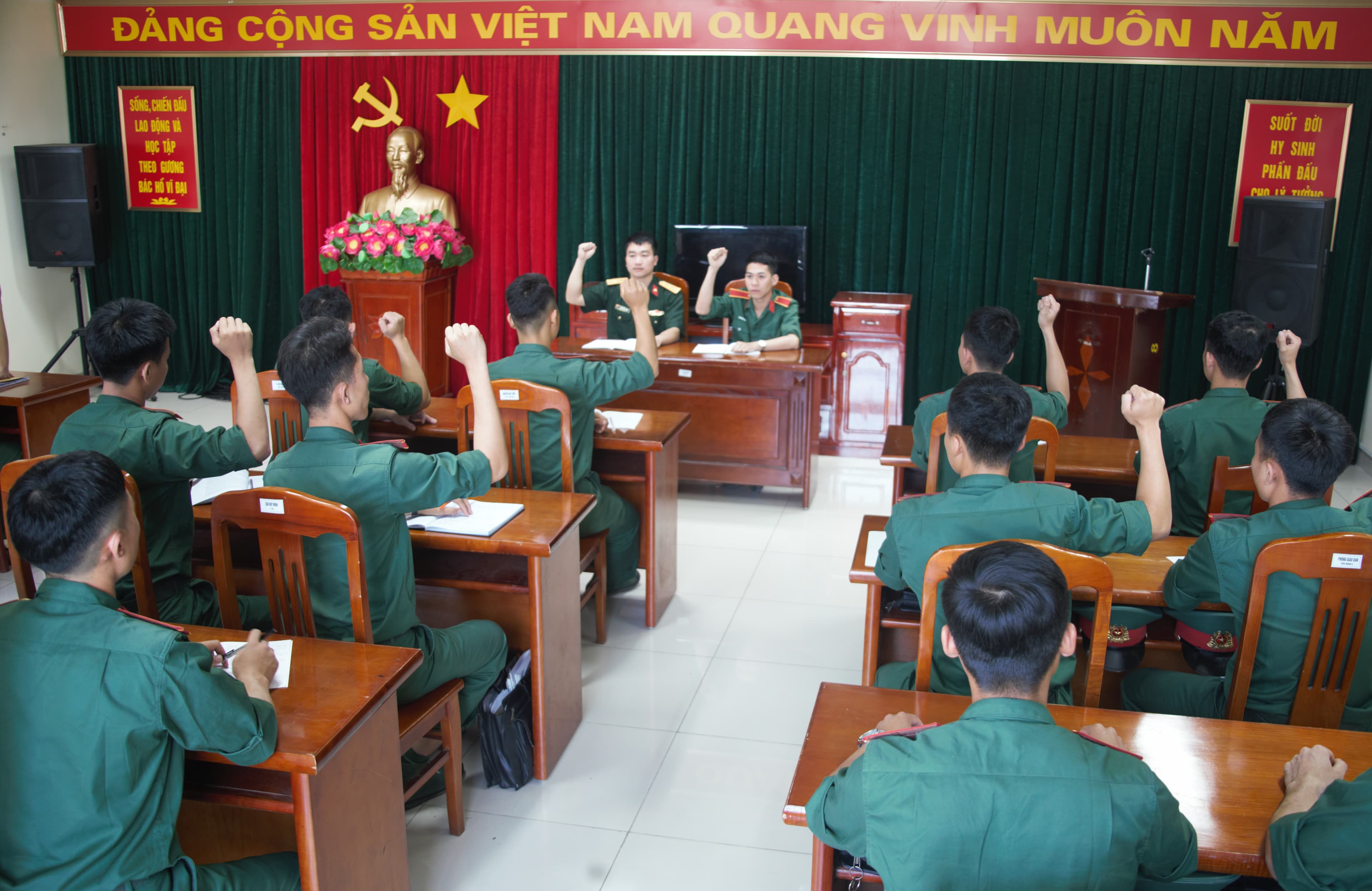Nâng cao chất lượng sinh hoạt chi bộ mang lại hiệu quả "kép"
