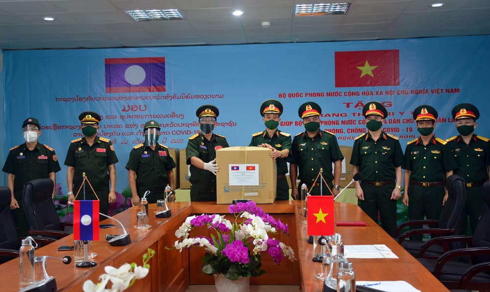 Bộ Quốc phòng Việt Nam trao vật tư y tế giúp nước bạn Lào phòng, chống Covid-19