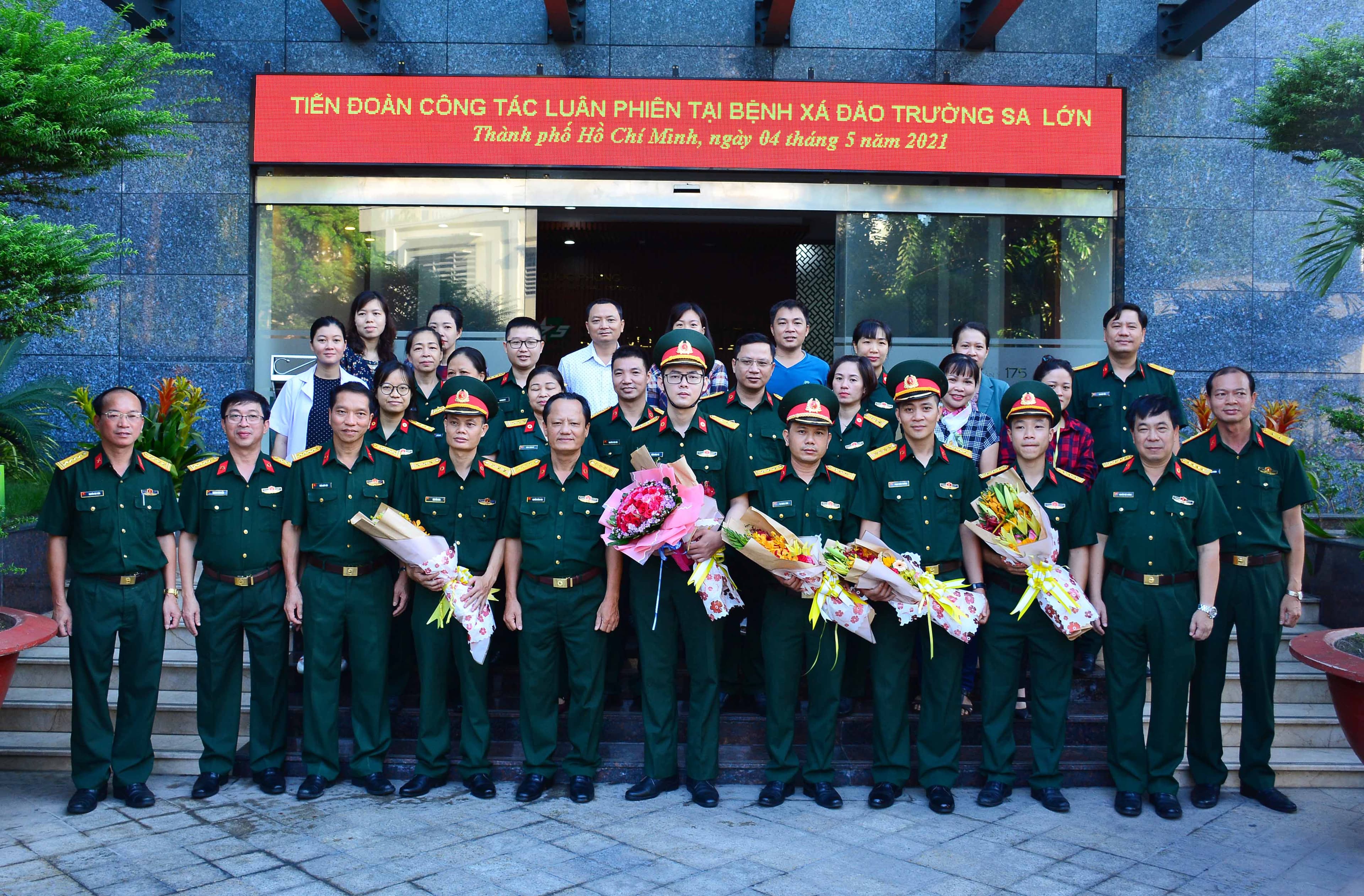 Bác sĩ Bệnh viện Quân y 175 lên đường thực hiện nhiệm vụ tại huyện đảo Trường Sa