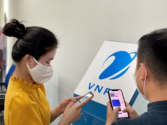Thực hiện quét mã QR để ghi nhận đến và đi tại các điểm công cộng