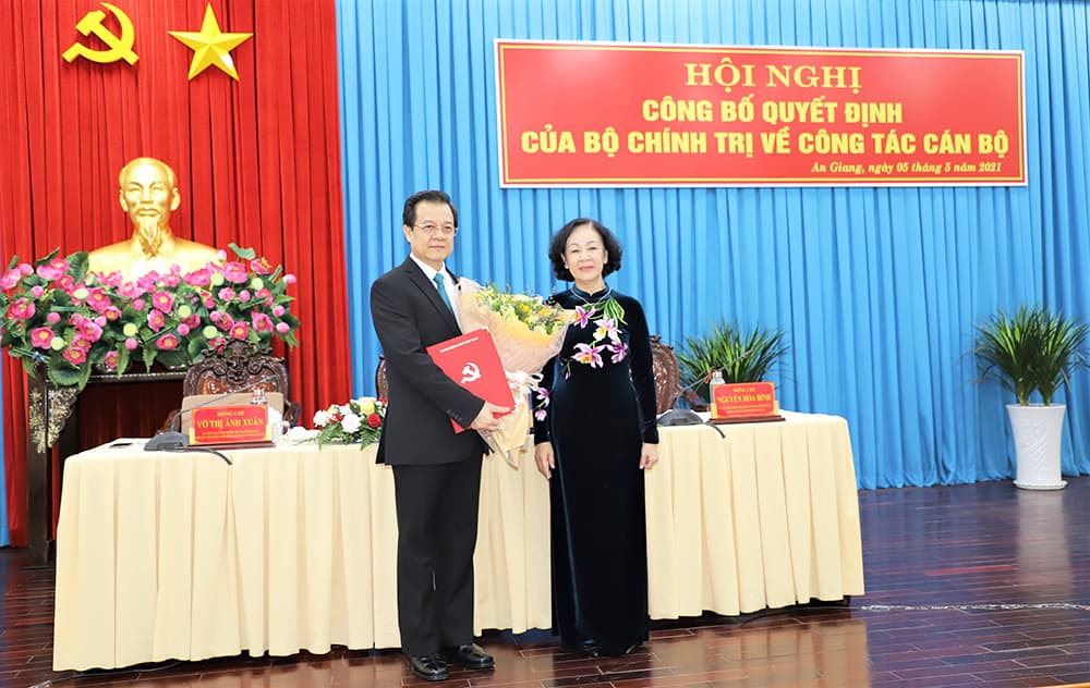 Triển khai quyết định của Bộ Chính trị về công tác cán bộ