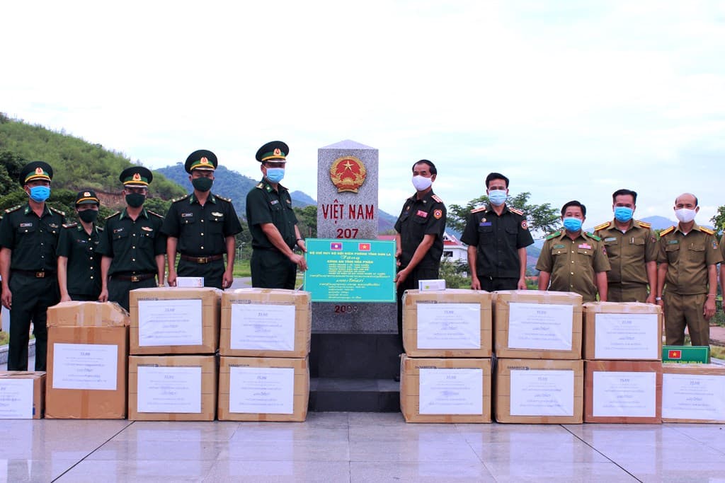 Bộ đội Biên phòng tỉnh Sơn La trao tặng vật tư y tế hỗ trợ Lào phòng, chống dịch Covid-19