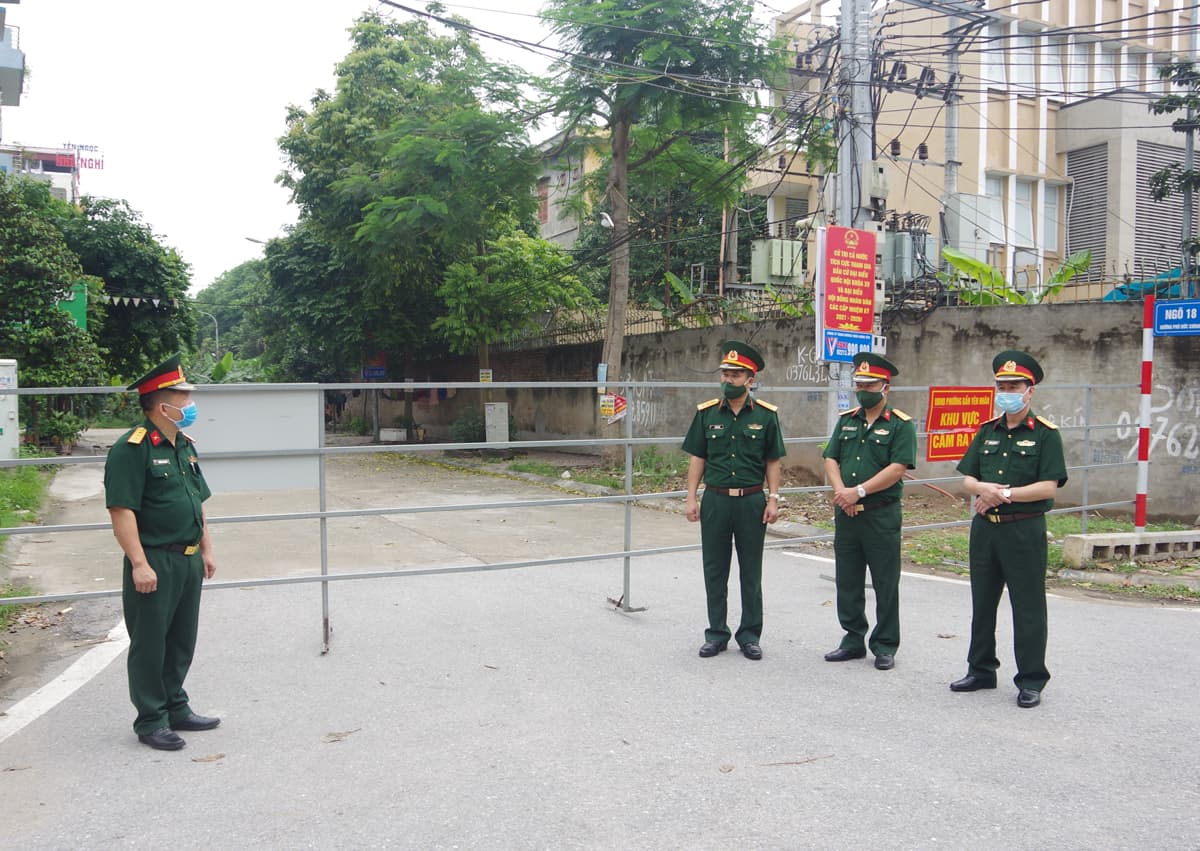 Lực lượng vũ trang thị xã Mỹ Hào (Hưng Yên) chung tay chống dịch Covid-19