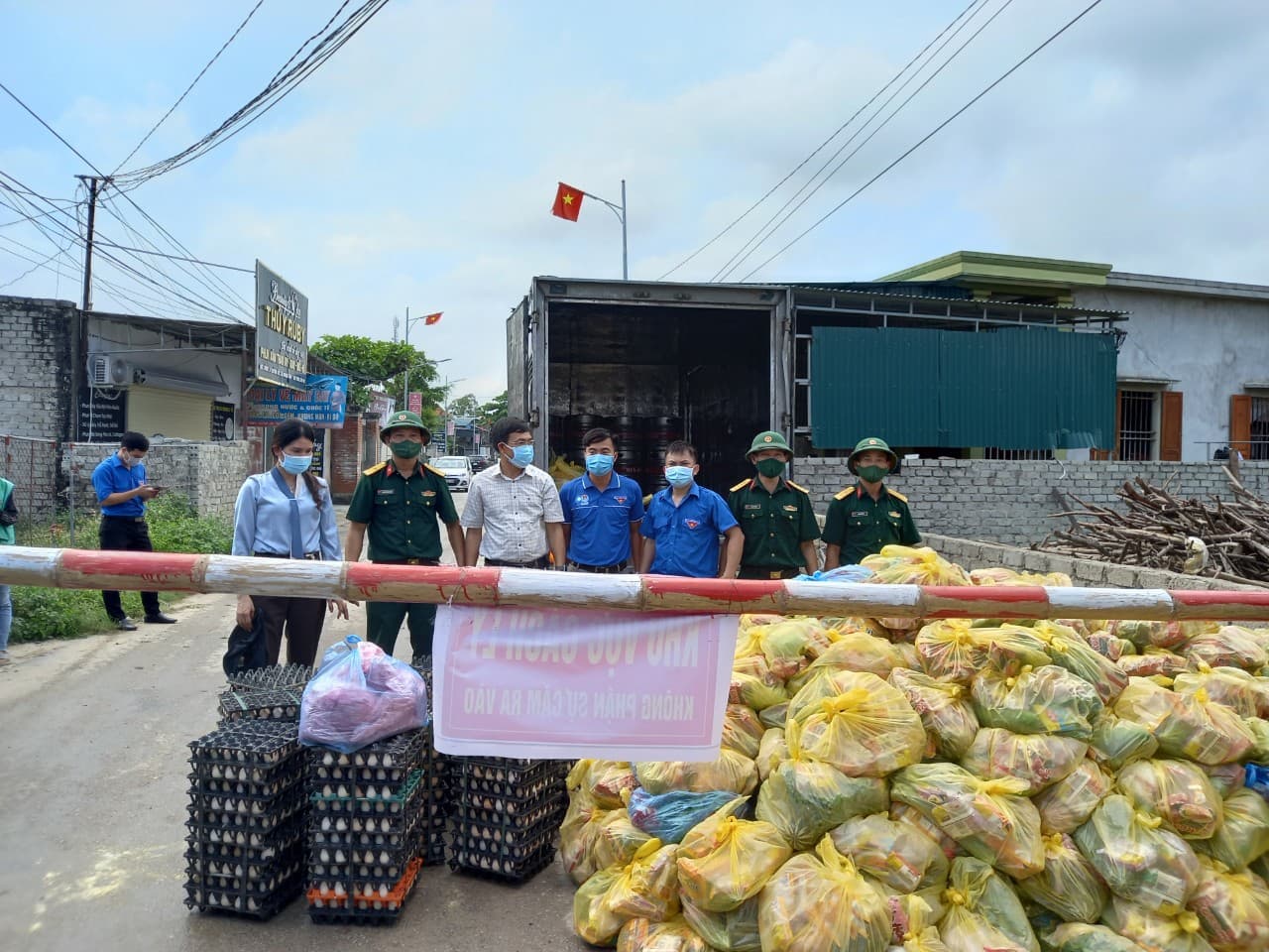 Hỗ trợ nhân dân khu vực bị phong tỏa vì dịch Covid-19