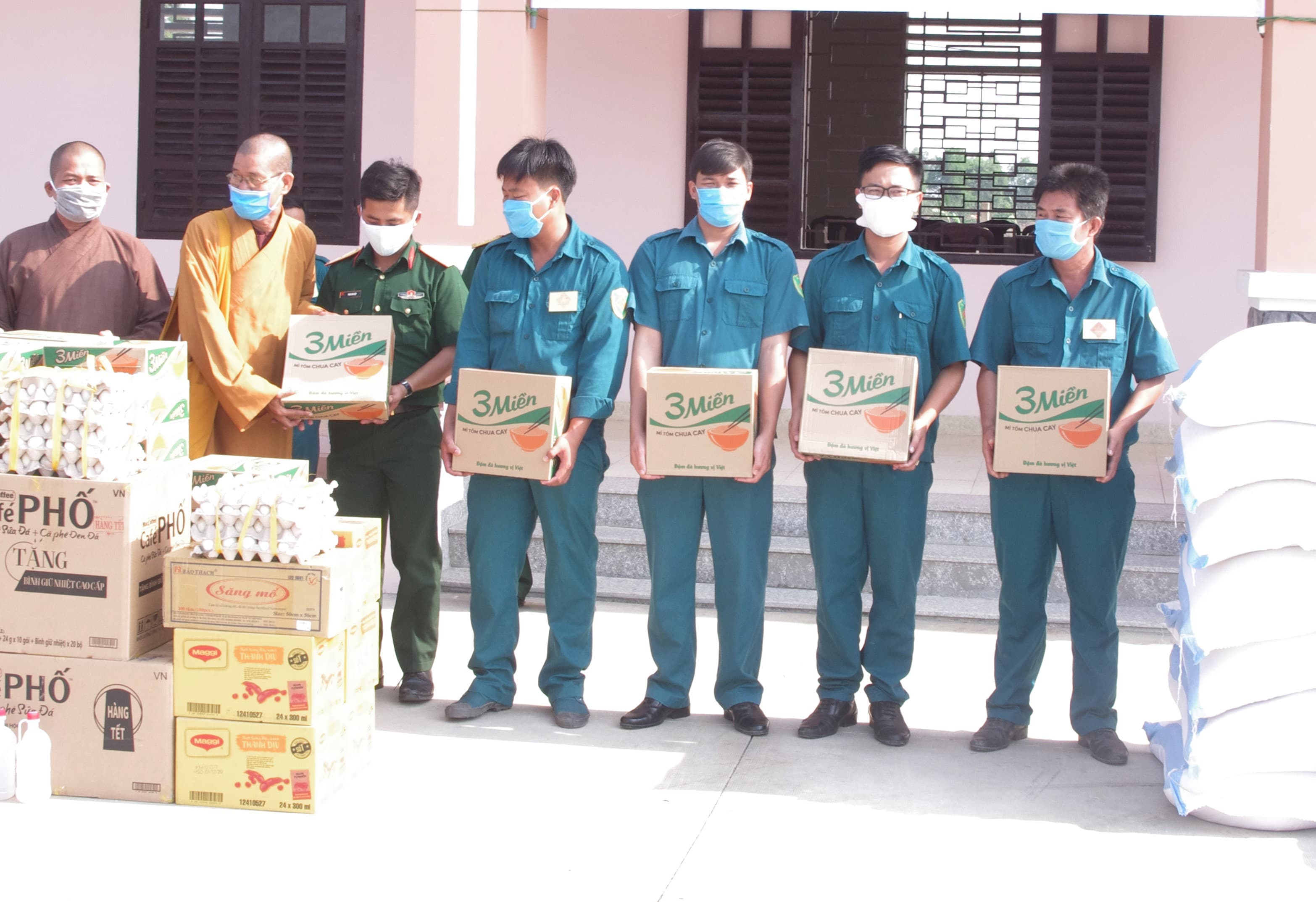 Góp sức cùng tuyến đầu chống dịch
