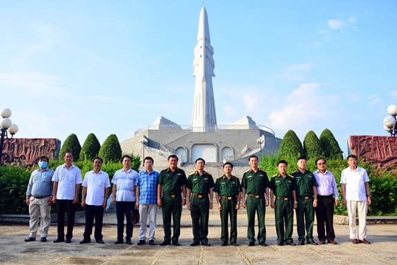 Thượng tướng Nguyễn Tân Cương dâng hương tại Khu Di tích lịch sử Địa đạo Tam giác sắt