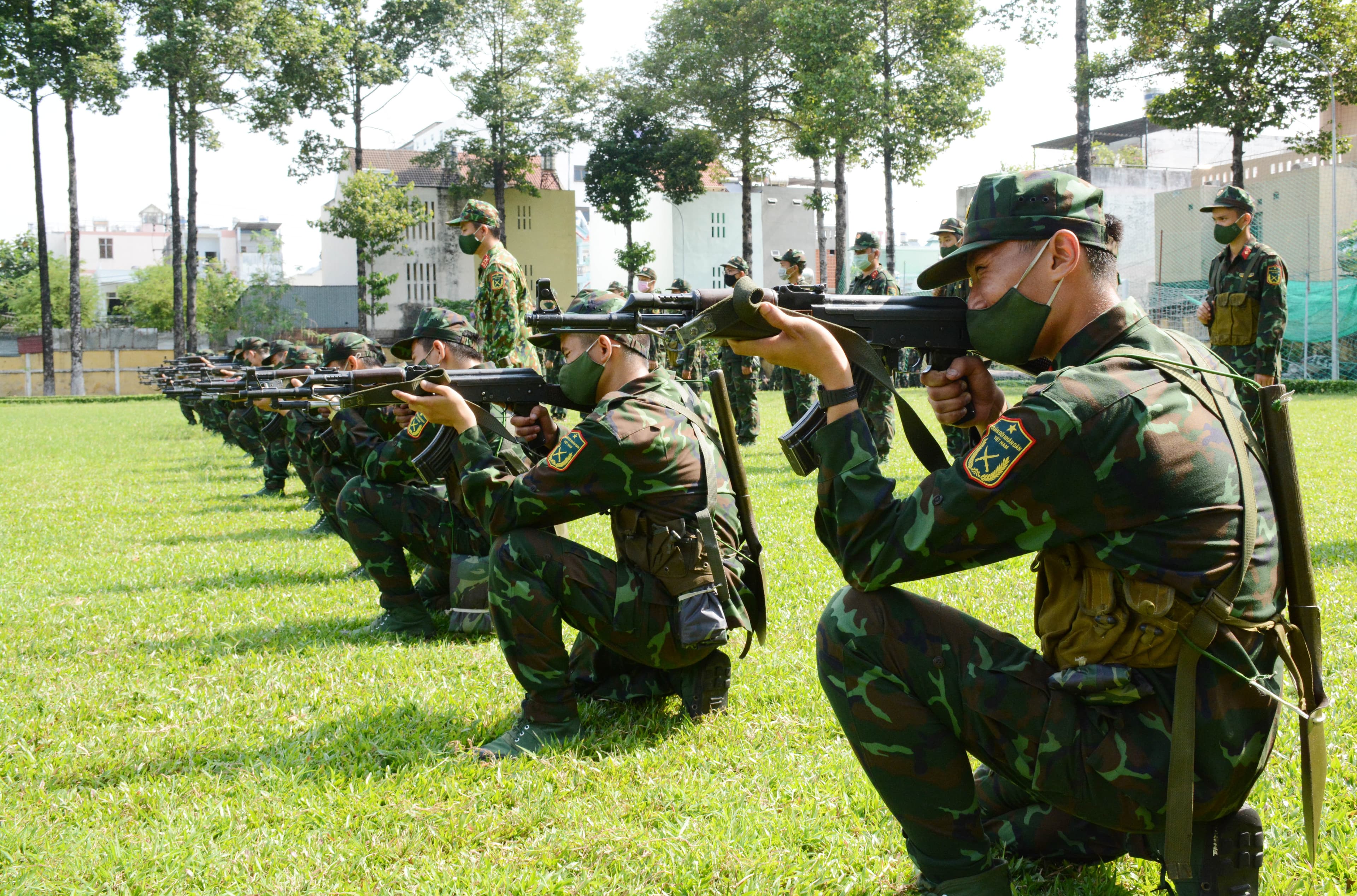 Chiến sĩ mới Trung đoàn Gia Định quyết giành những “Bông hoa điểm giỏi”