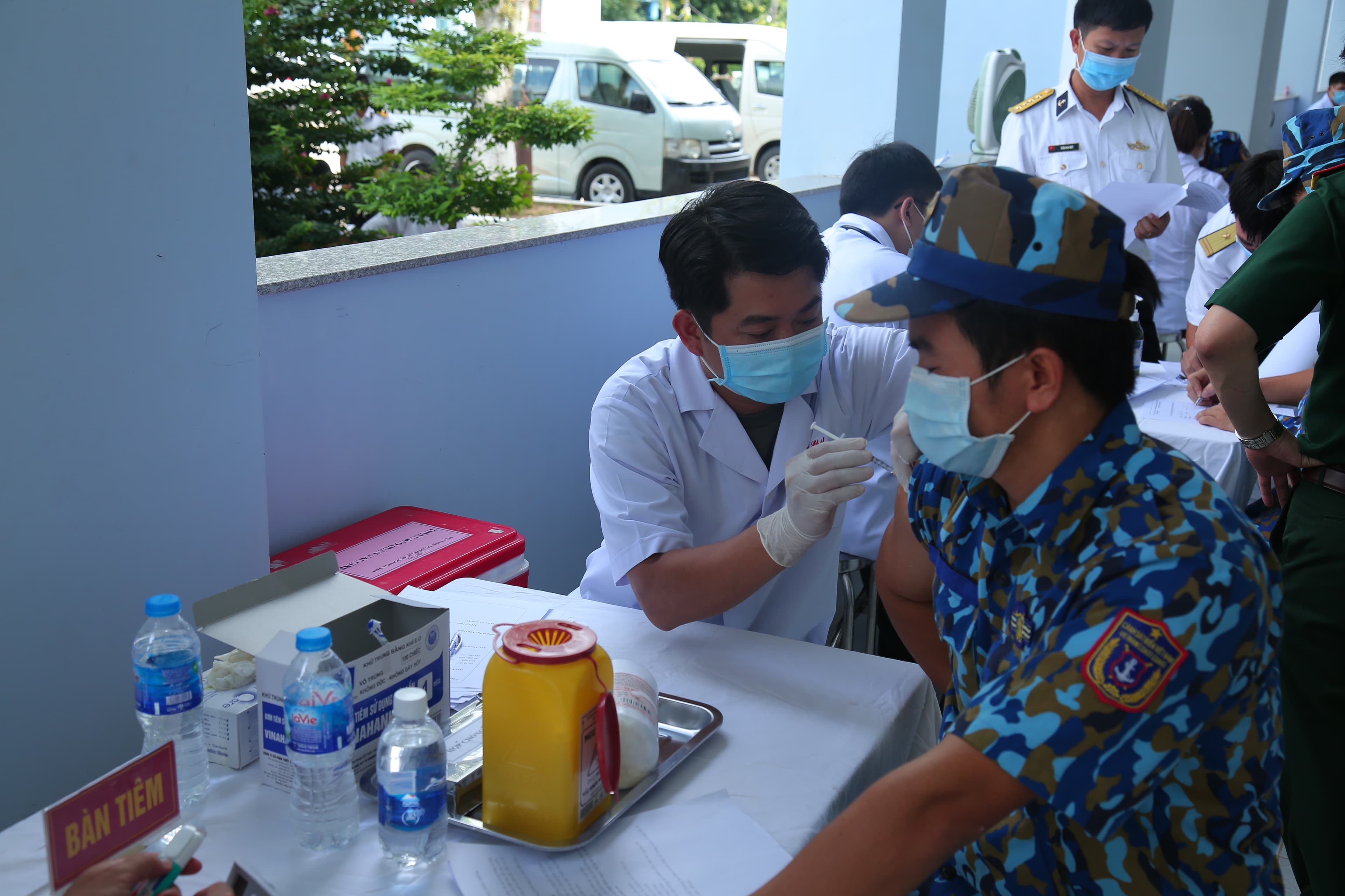 Tiêm vaccine cho lực lượng phòng dịch trên vùng biển Tây Nam