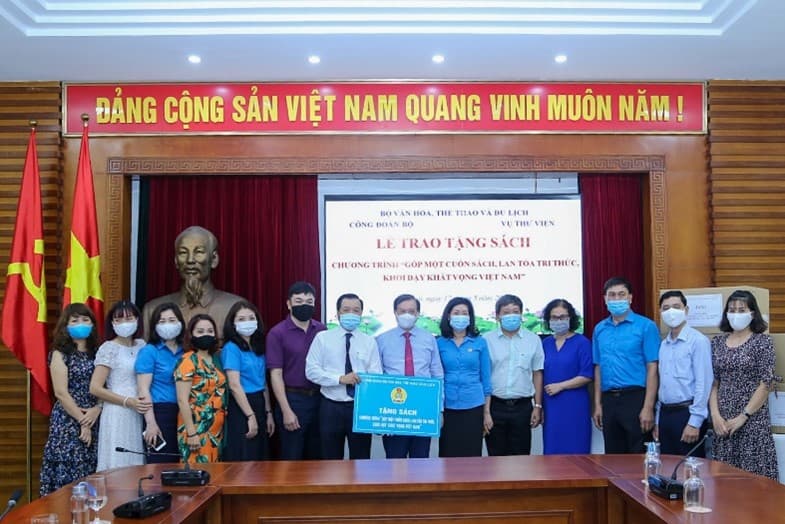 Công đoàn Bộ Văn hóa, Thể thao và Du lịch trao tặng sách