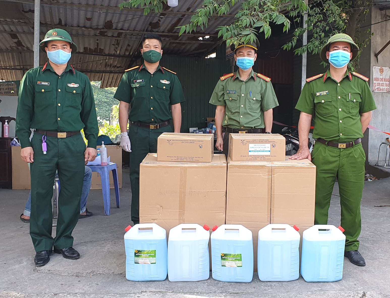 Ban Thanh niên Quân đội phối hợp tặng quà lực lượng làm nhiệm vụ phòng, chống dịch Covid-19