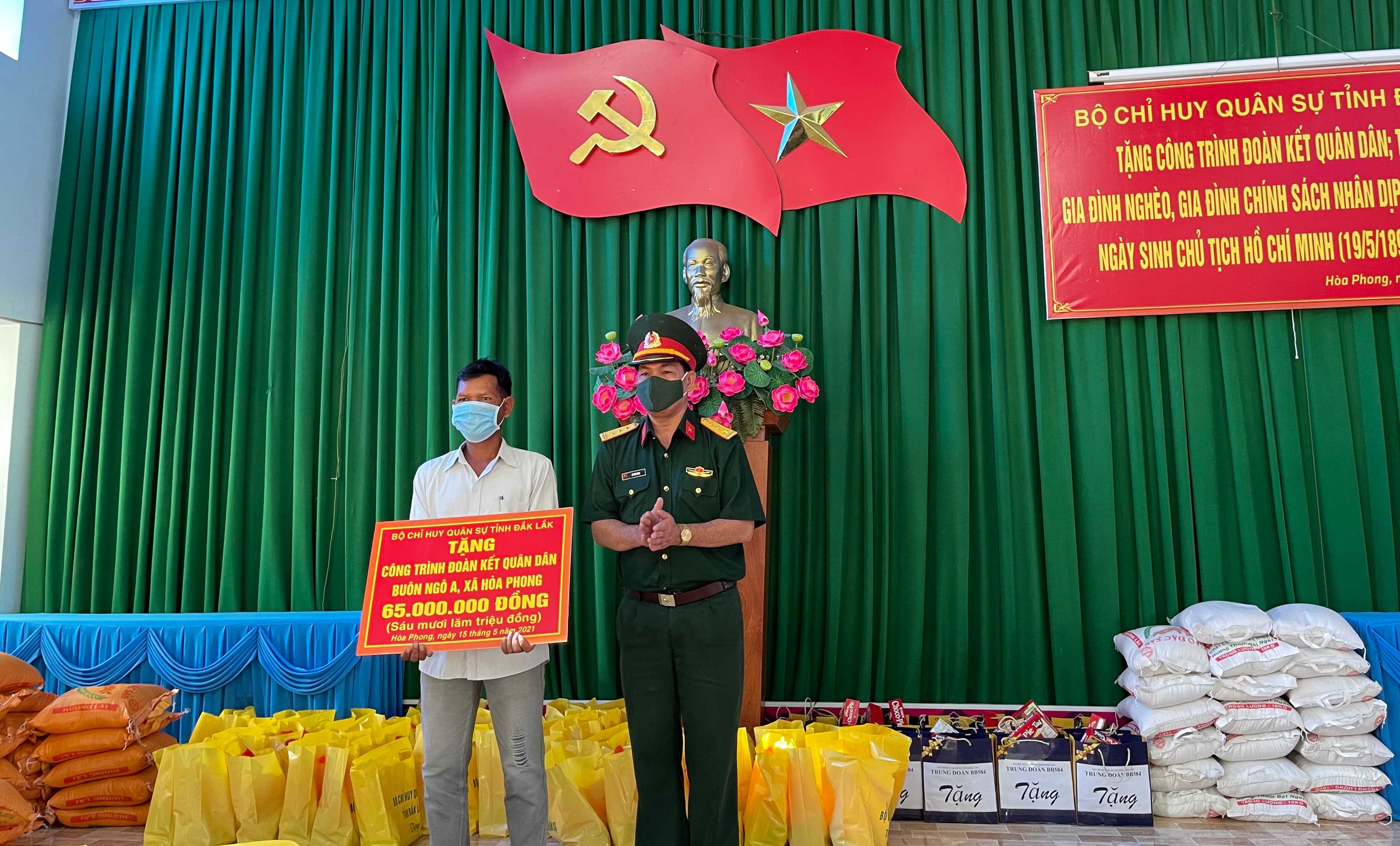 Bộ CHQS tỉnh Đắk Lắk trao kinh phí xây dựng công trình “Đoàn kết quân dân”