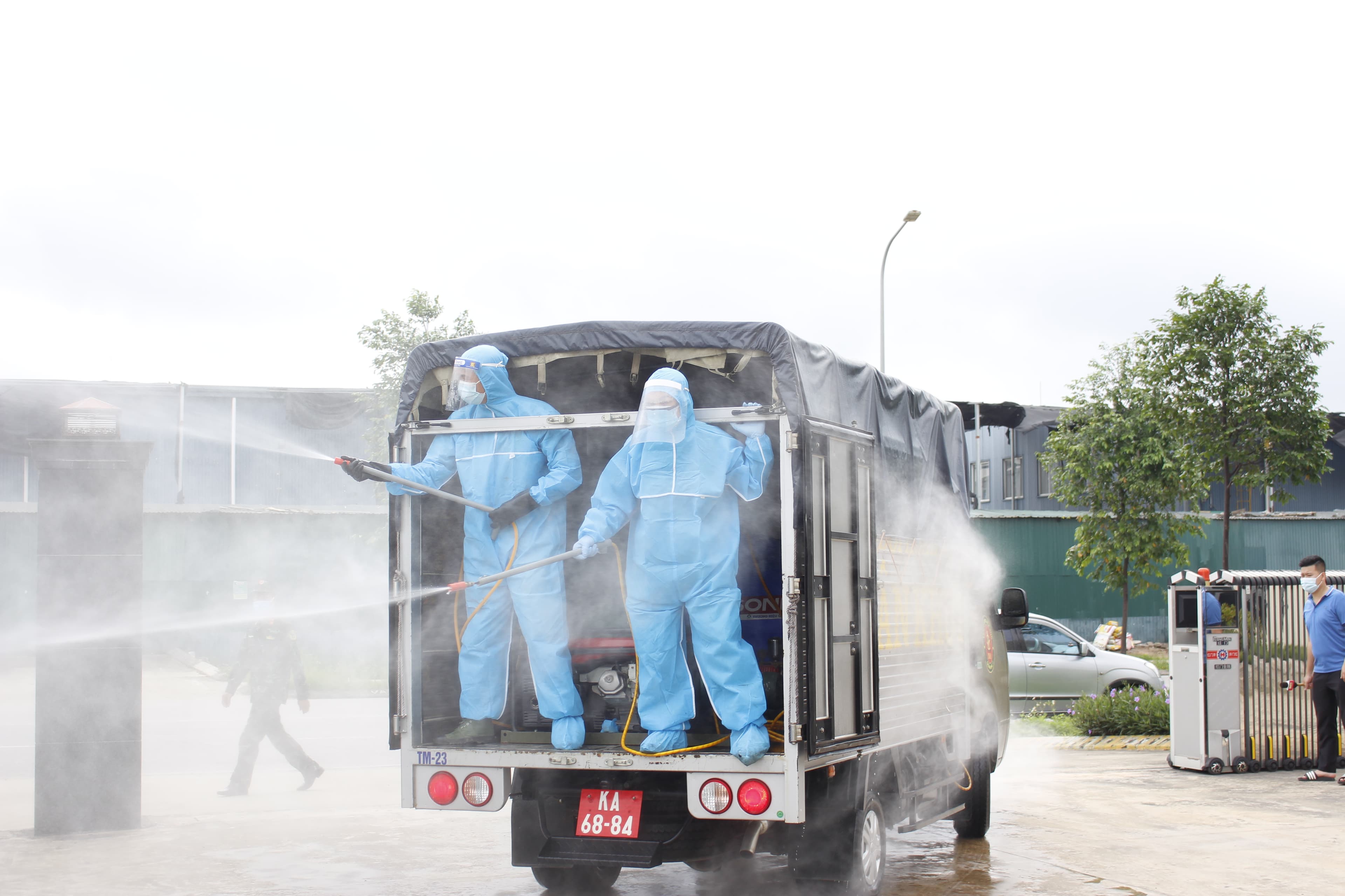 Lực lượng phòng hóa Quân khu 1 khử khuẩn phòng, chống dịch Covid-19 tại Bắc Giang